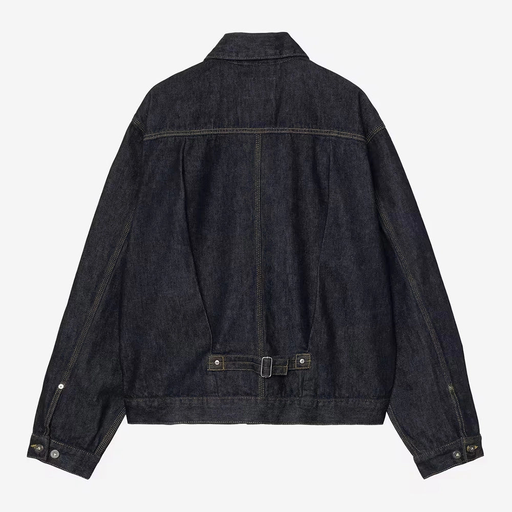 “Dunkelblaue Carhartt WIP Belmar Jacket (Blue rinsed) aus robustem Canvas mit durchgehendem Reißverschluss, zwei Fronttaschen und dem quadratischen Carhartt-Logo auf der Brust bei Stickabush.“