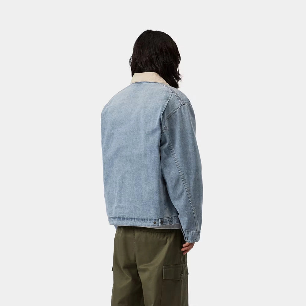 “Carhartt WIP OG Detroit Jacke für Herren in Blau und Cordkragen in Braun aus markantem Burst Washed Canvas mit weitem Loose Fit bei Stickabush.“