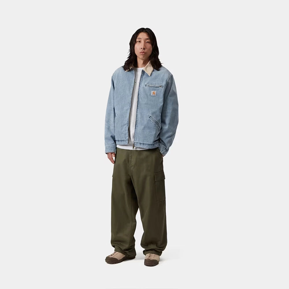 “Carhartt WIP OG Detroit Jacke für Herren in Blau und Cordkragen in Braun aus markantem Burst Washed Canvas mit weitem Loose Fit bei Stickabush.“