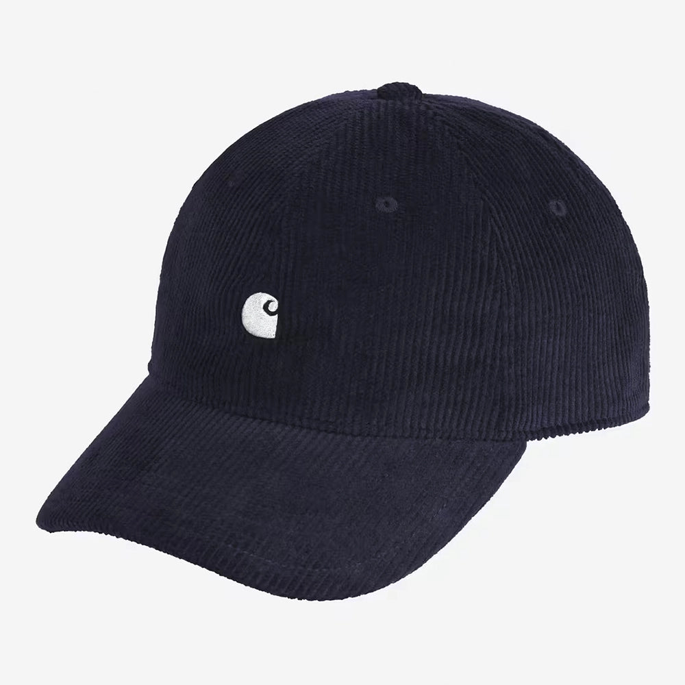 Carhartt WIP Harlem Cap aus dunkelblauem Kordsamt (Dark Navy) mit weißem Logo-Patch und verstellbarem Riemen.