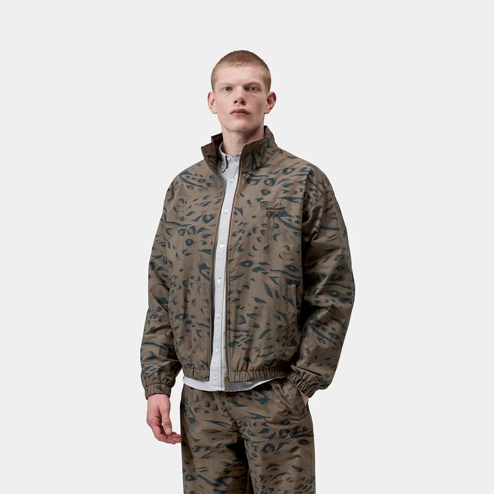Carhartt WIP Travon Jacket in Duck Feather Print Cypress / Black – Vorderansicht (geöffnet) am Model, der water repellent Übergangsjacke mit Graphic Embroidery.