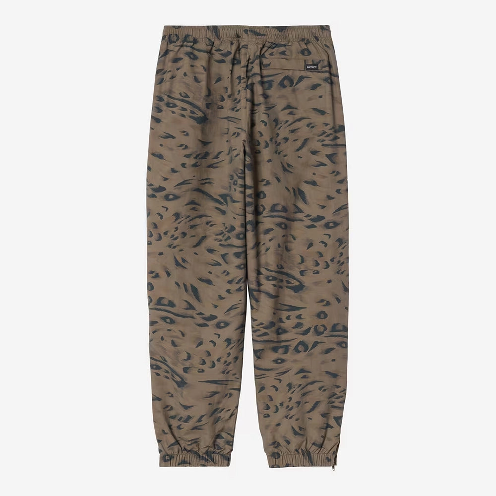 Carhartt WIP Travon Pant in Duck Feather Print Cypress / Black – Rueckansicht der wasserabweisenden Hose mit Entenfeder-Muster und Stickereien.