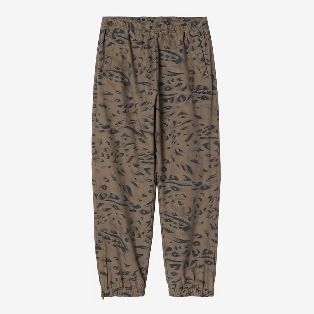 Carhartt WIP Travon Pant in Duck Feather Print Cypress / Black – Vorderansicht der wasserabweisenden Hose mit Entenfeder-Muster und Stickereien.