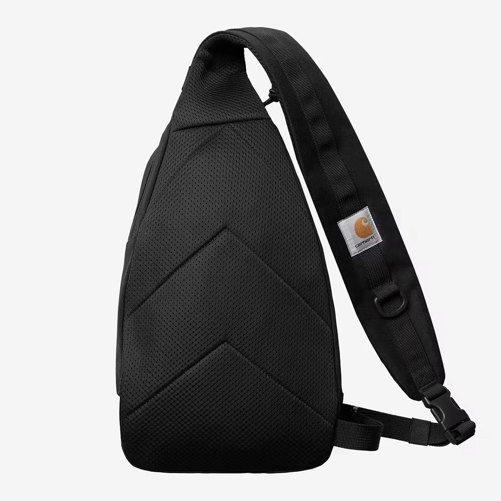 “Carhartt WIP Kyle Sling Bag in Schwarz, funktionale Crossbody-Tasche mit verstellbarem Riemen und quadratischem Logo-Label bei Stickabush Berlin.“
