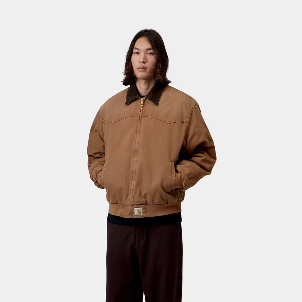 Carhartt WIP OG Santa Fe Jacket in WIP H Brown / Tobacco – Vorderansicht am Model der braunen Canvas-Workwear-Jacke mit Kontrast-Cordkragen und Reißverschluss.