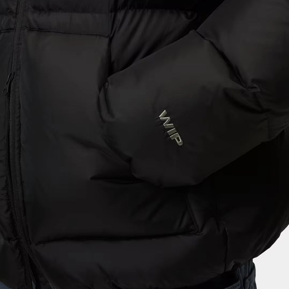 Carhartt WIP Ardon Jacket in Black / Shady Grey mit Kapuze und dezentem Logo-Details – Detailansicht am Model im STICKABUSH Online-Shop