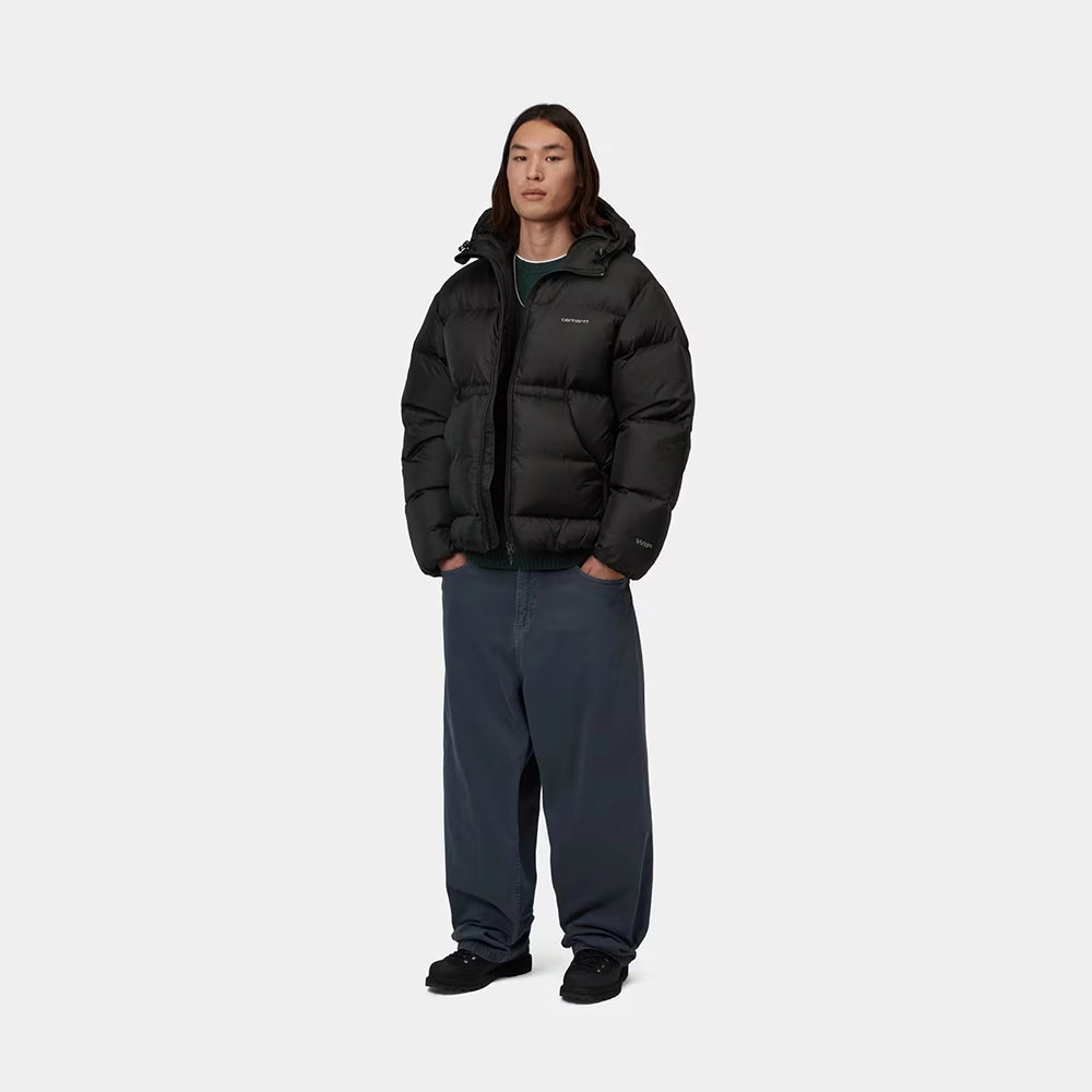 Carhartt WIP Ardon Jacket in Black / Shady Grey mit Kapuze und dezentem Logo-Details – Frontansicht Outfit am Model im STICKABUSH Online-Shop