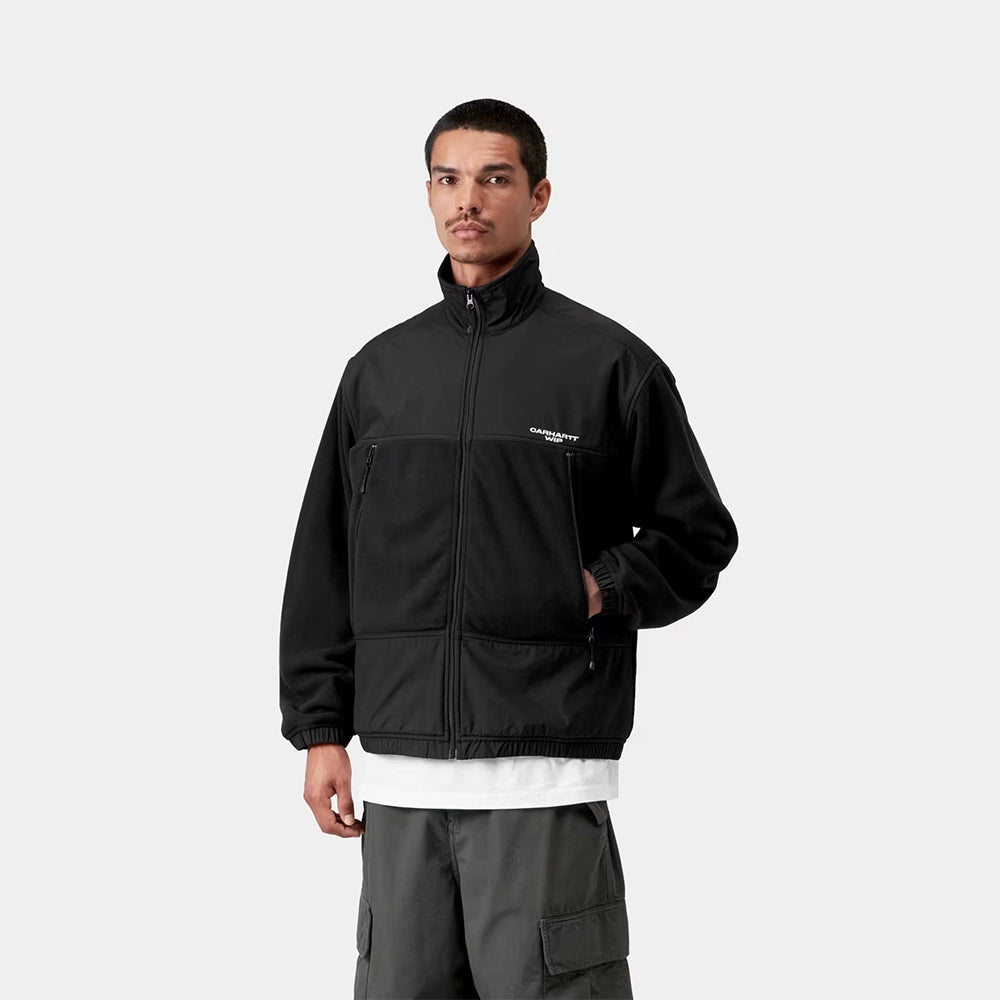 Carhartt WIP Edmore Jacket in Black / White – Vorderansicht Outfit am Model der schwarz-weißen Jacke mit Reißverschlusstaschen und grafischer Stickerei.