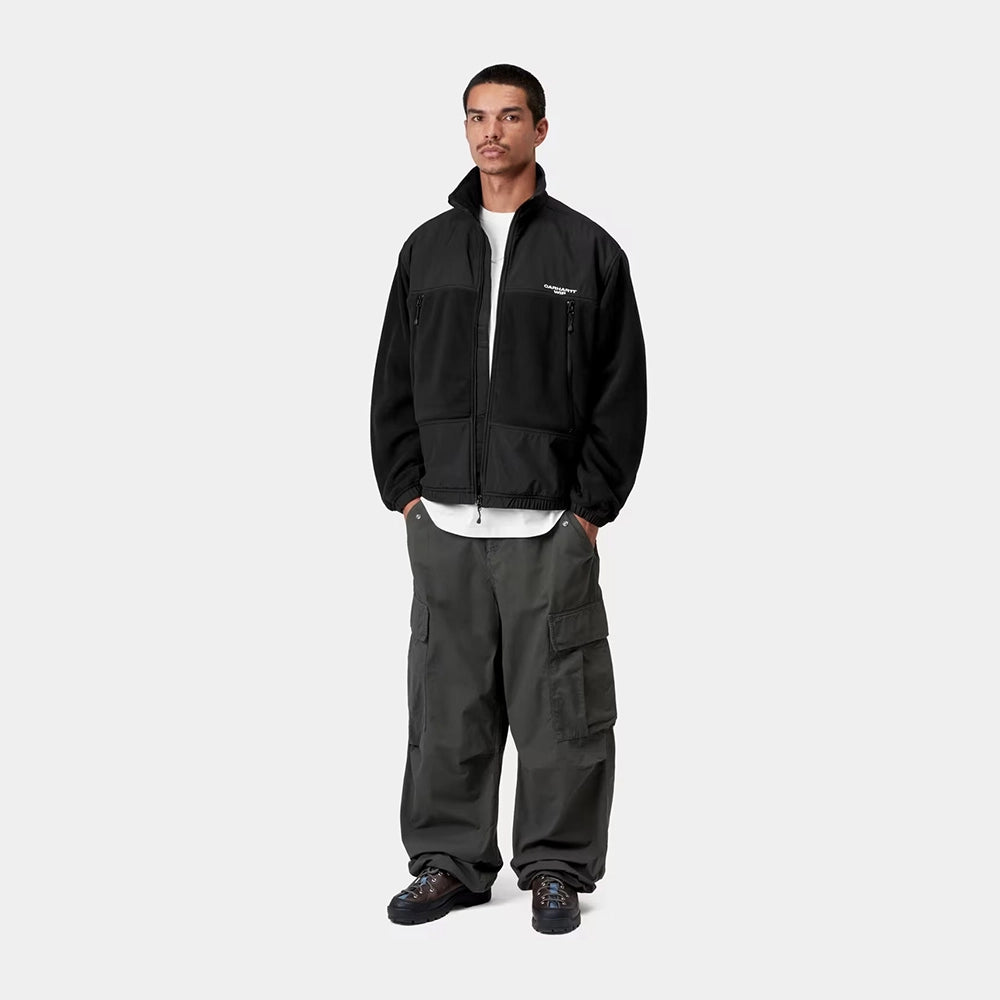Carhartt WIP Edmore Jacket in Black / White – Vorderansicht Outfit am Model der schwarz-weißen Jacke mit Reißverschlusstaschen und grafischer Stickerei.