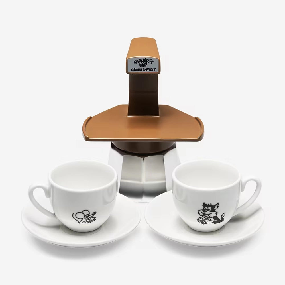 Carhartt WIP Coffee Espresso Maker in Brown – Produktansicht der limitierten Espressokanne, Tassen und mit grafischen Prints.