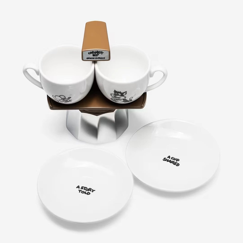 Carhartt WIP Coffee Espresso Maker in Brown – Produktansicht der limitierten Espressokanne, Tassen und mit grafischen Prints.