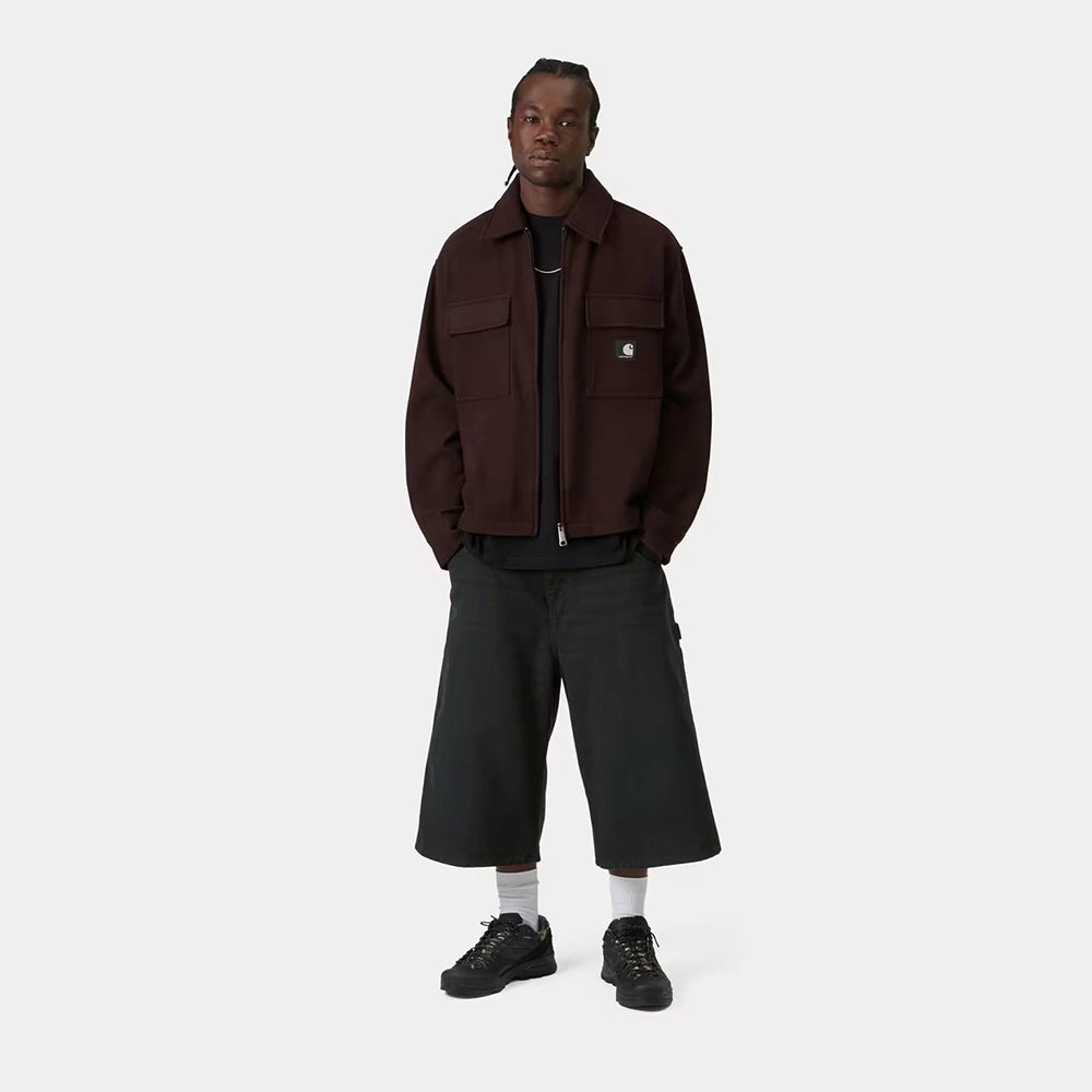 Carhartt WIP OG Single Knee Long Short in Black – Vorderansicht Outfit am Model der schwarzen Canvas-Workwear-Shorts mit Tool-Taschen und Hammerlasche.