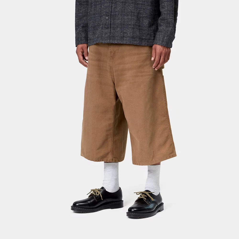 Carhartt WIP OG Single Knee Long Short in WIP H Brown – Vorderansicht Outfit am Model der braunen Canvas-Workwear-Shorts mit Tool-Taschen und Hammerlasche.