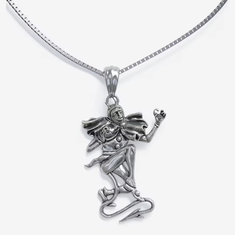 Carhartt WIP Playing Cards Pendant in Silver – Detailansicht des Anhängers aus 925er Sterling-Silber mit Spielkarten-Motiv.
