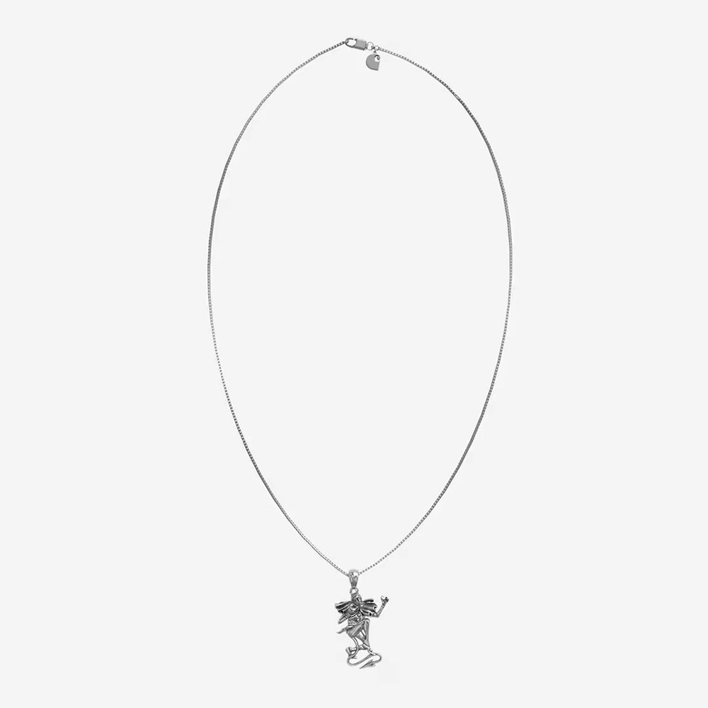 Carhartt WIP Playing Cards Pendant in Silver – Detailansicht des Anhängers aus 925er Sterling-Silber mit Spielkarten-Motiv.