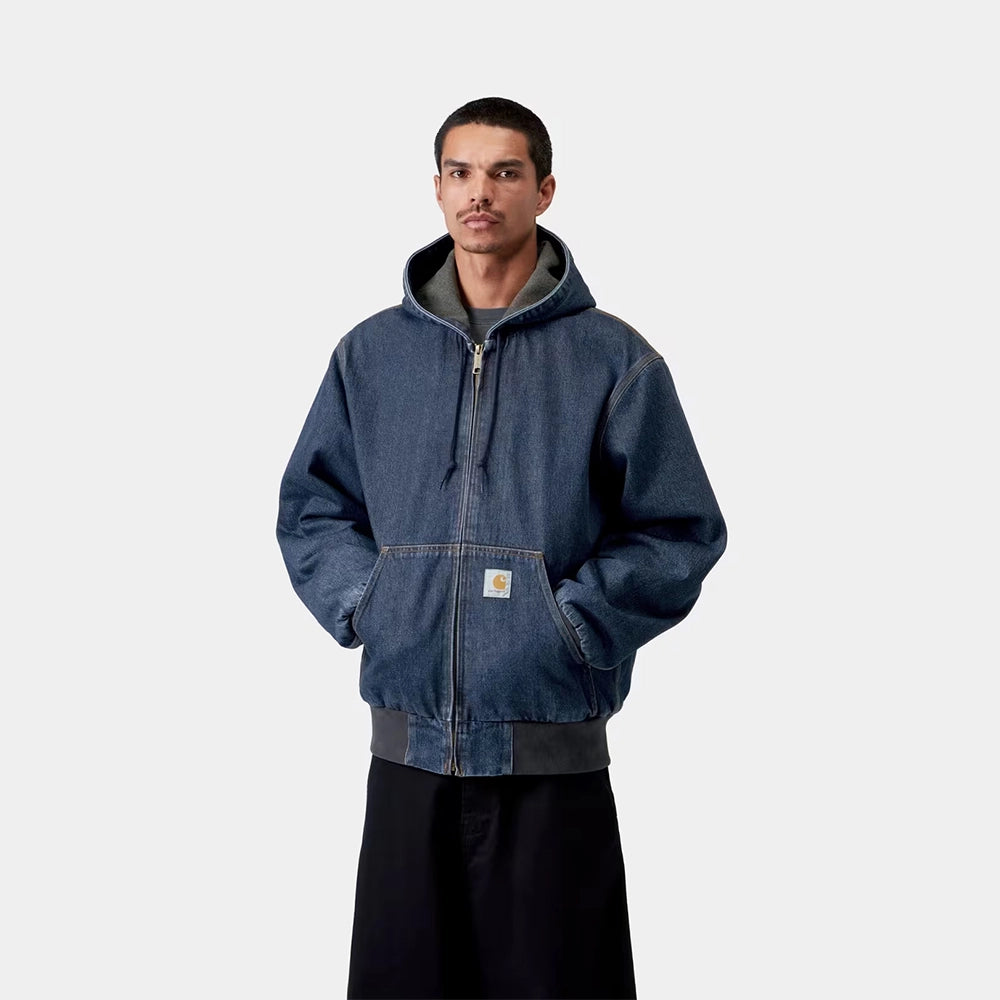 Carhartt WIP OG Active Jacket in Blue (Stone Washed) – Vorderansicht am Model der blauen Canvas-Workwear-Jacke mit Kapuze und Kängurutasche.