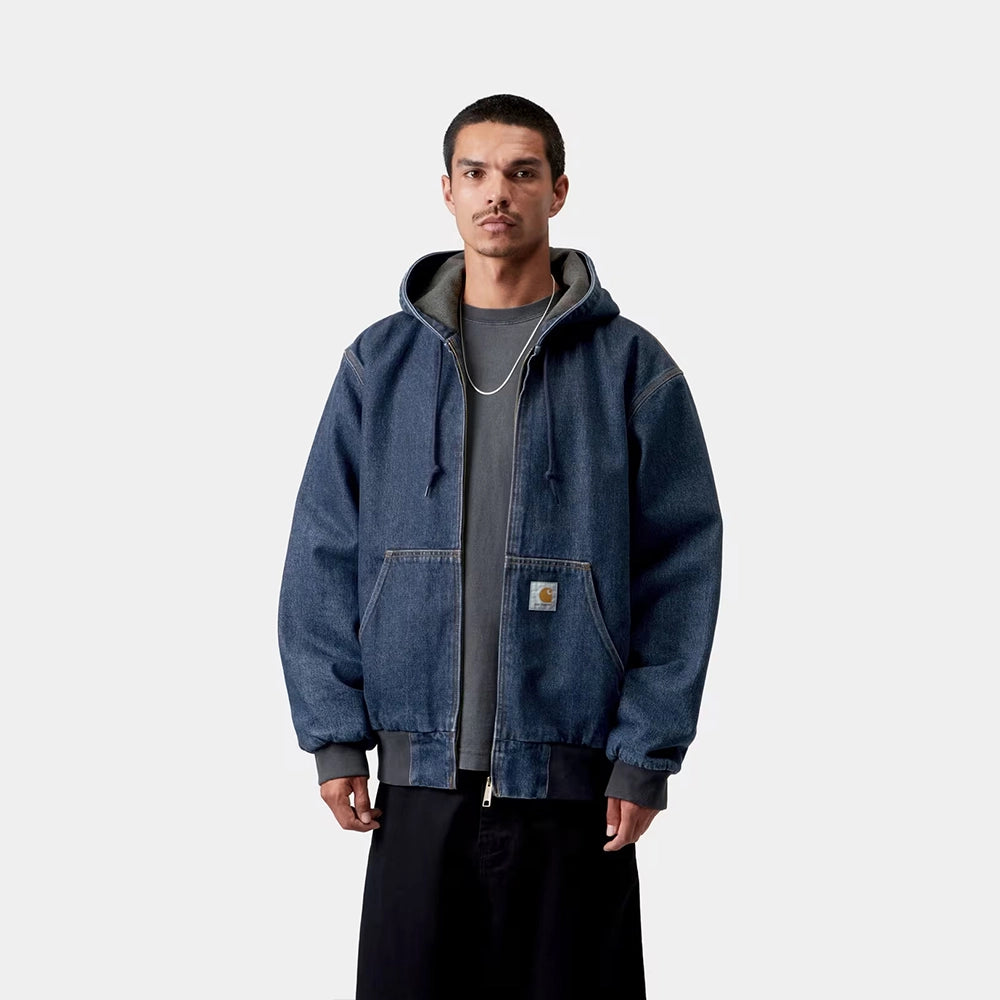 Carhartt WIP OG Active Jacket in Blue (Stone Washed) – Vorderansicht am Model der blauen Canvas-Workwear-Jacke mit Kapuze und Kängurutasche.
