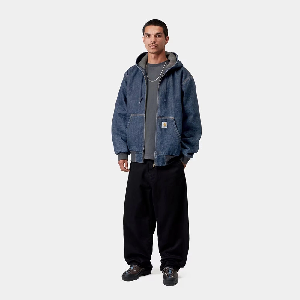 Carhartt WIP OG Active Jacket in Blue (Stone Washed) – Vorderansicht Outfit am Model der blauen Canvas-Workwear-Jacke mit Kapuze und Kängurutasche.