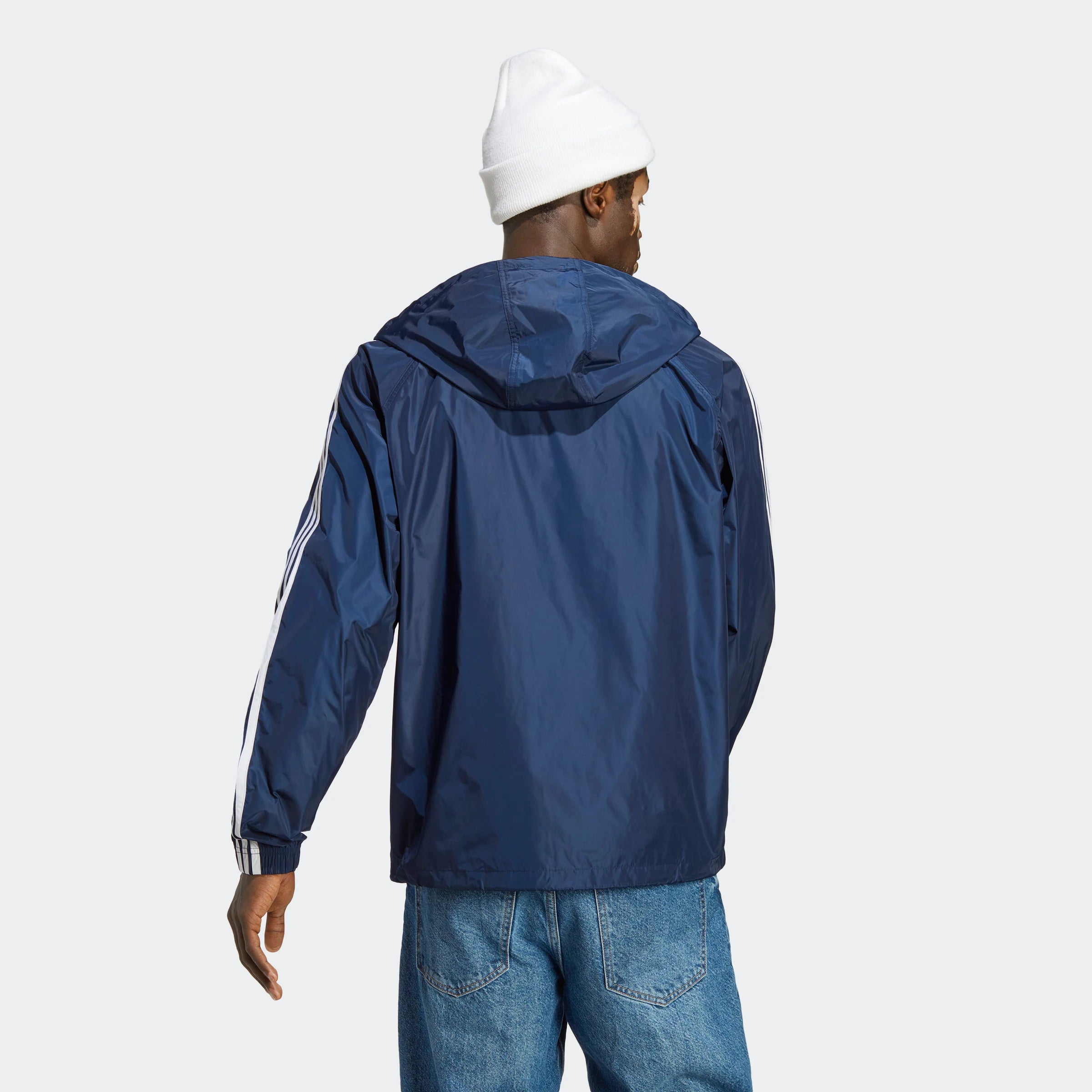 Adidas Classics Windbreaker – Night Indigo / White. Dunkelblauer Windbreaker aus recyceltem Polyester, mit weißem 3-Streifen-Design, Stehkragen und Kängurutasche.