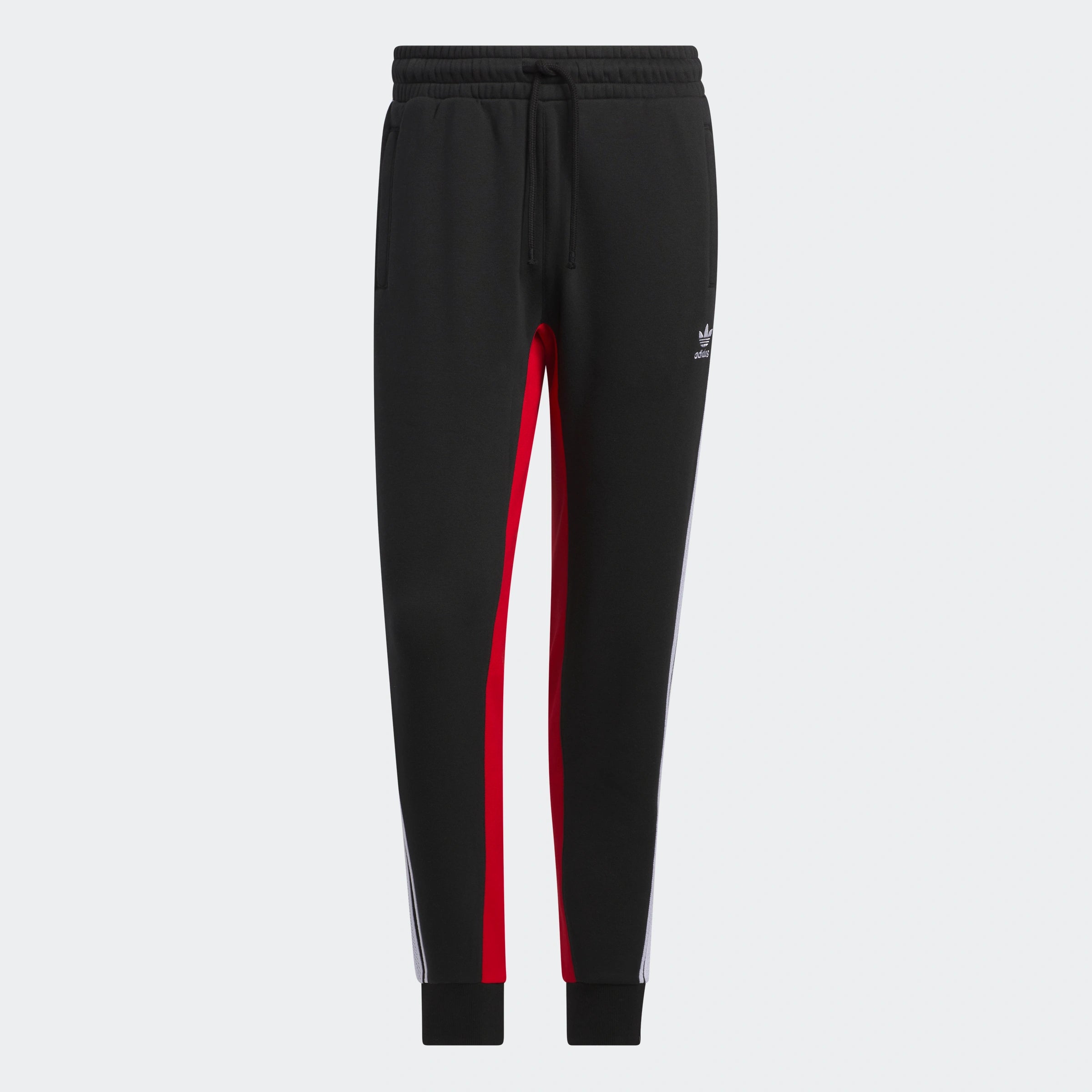 "Schwarze Adidas Fleece-Trainingshose mit roten seitlichen Streifen. Weiches Fleece-Material, elastischer Bund mit Kordelzug, offene Beinabschlüsse."