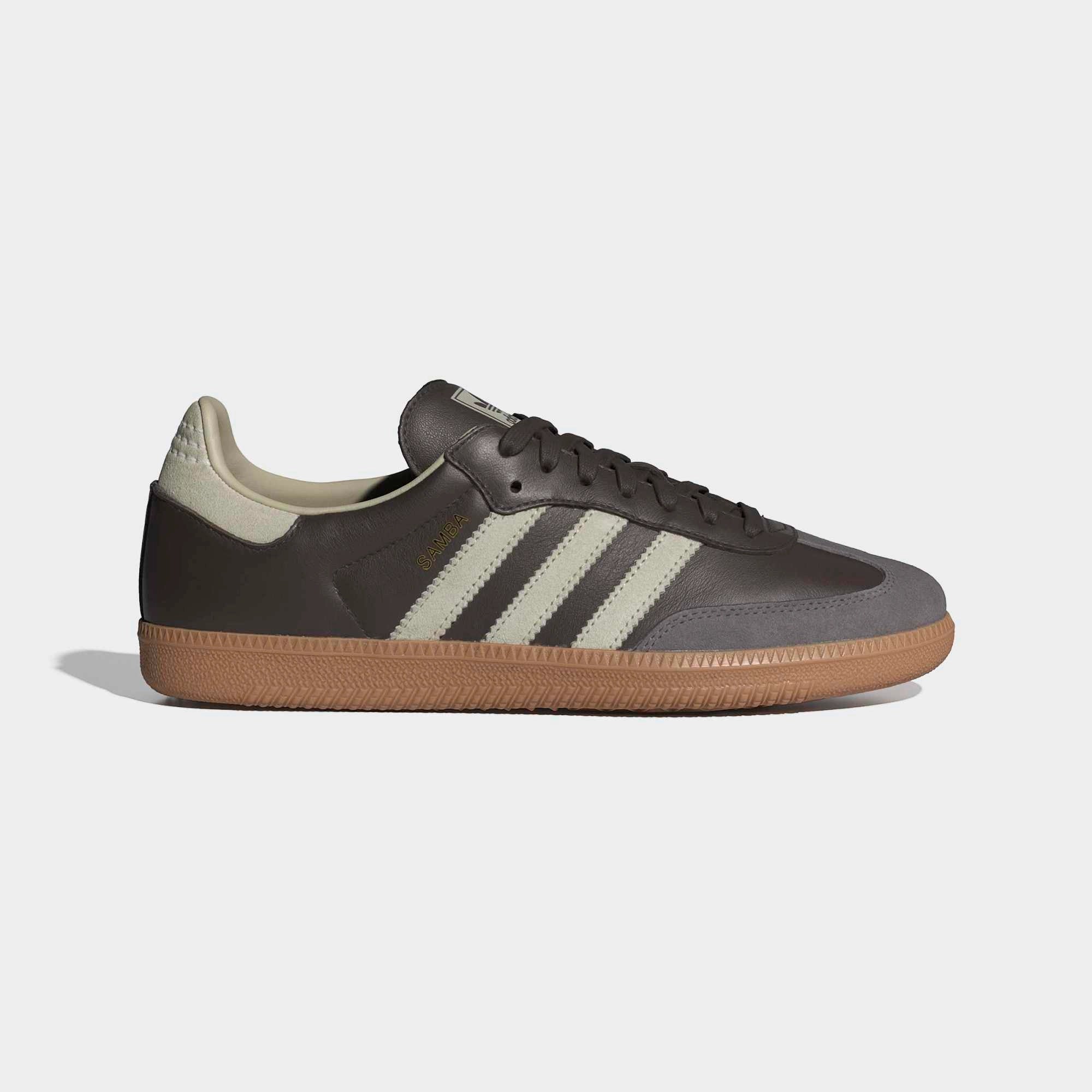 “Aussenansicht des adidas Originals Samba OG in Braunem Leder mit Putty Grey Wildleder-Kappe und goldenem Branding bei Stickabush Berlin.“