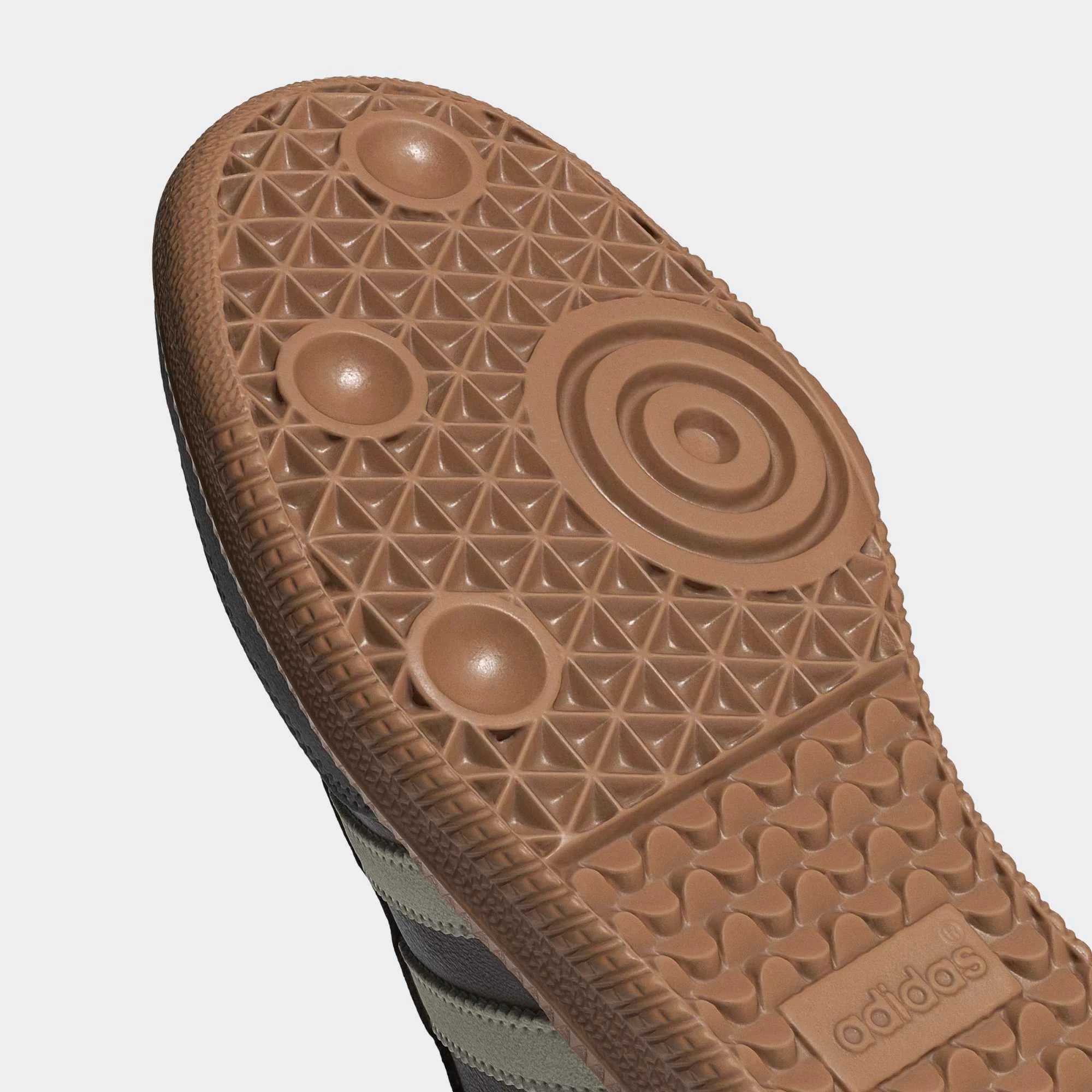 “Detailansicht Sohle des adidas Originals Samba OG in Braunem Leder mit Putty Grey Wildleder-Kappe und goldenem Branding bei Stickabush Berlin.“