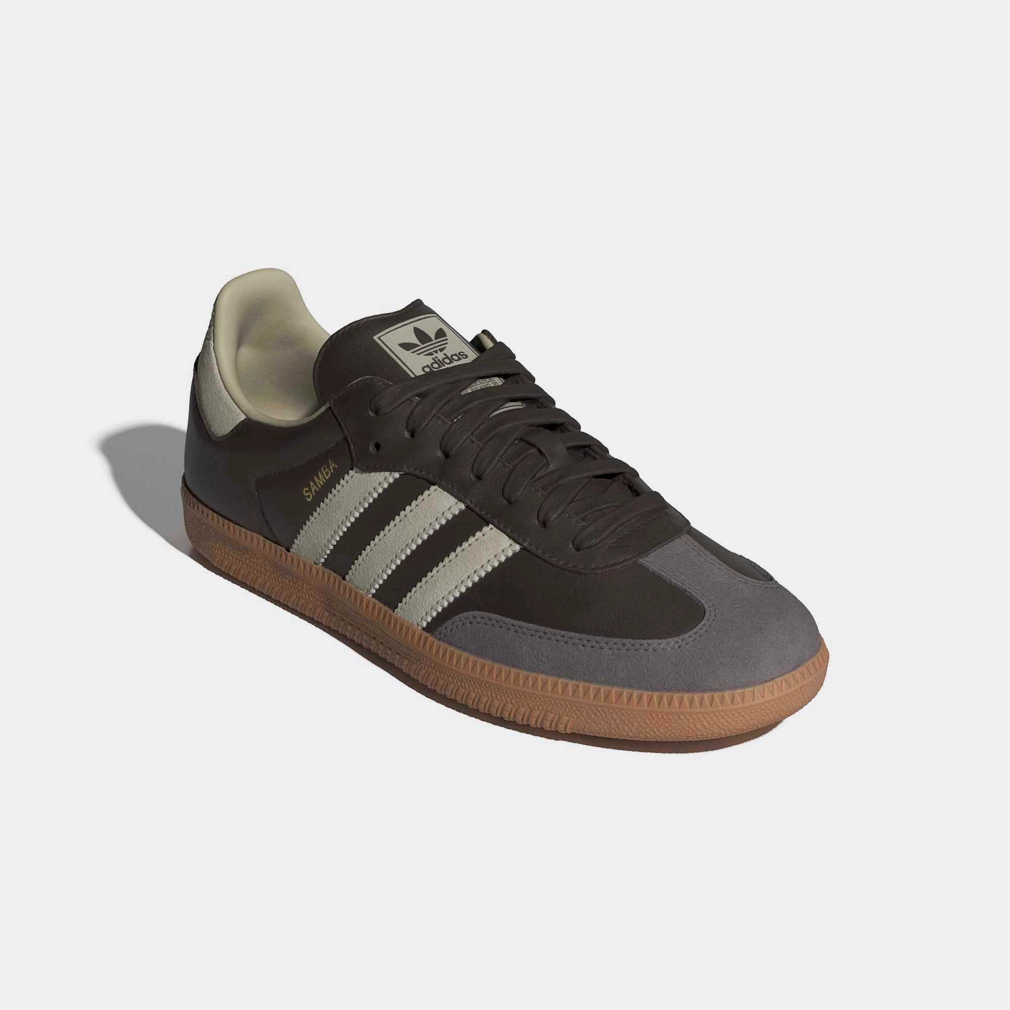 “Frontansicht des adidas Originals Samba OG in Braunem Leder mit Putty Grey Wildleder-Kappe und goldenem Branding bei Stickabush Berlin.“