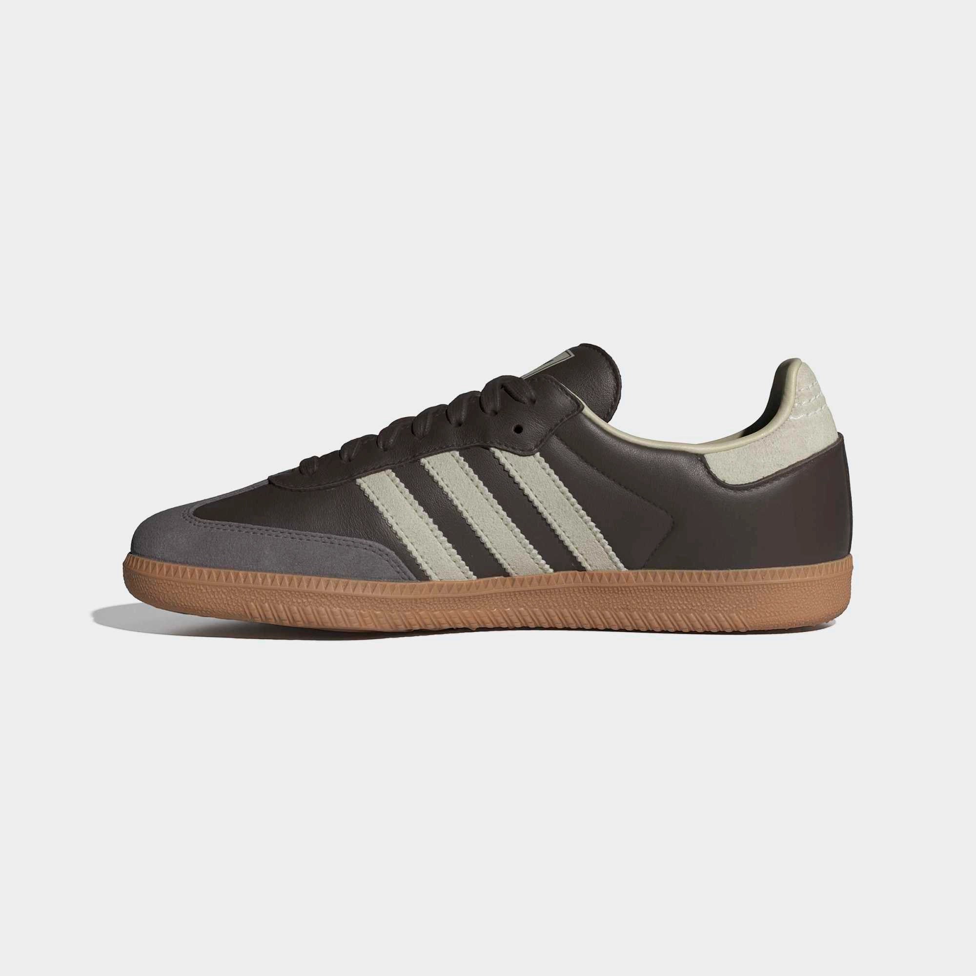 “Innenansicht des adidas Originals Samba OG in Braunem Leder mit Putty Grey Wildleder-Kappe und goldenem Branding bei Stickabush Berlin.“
