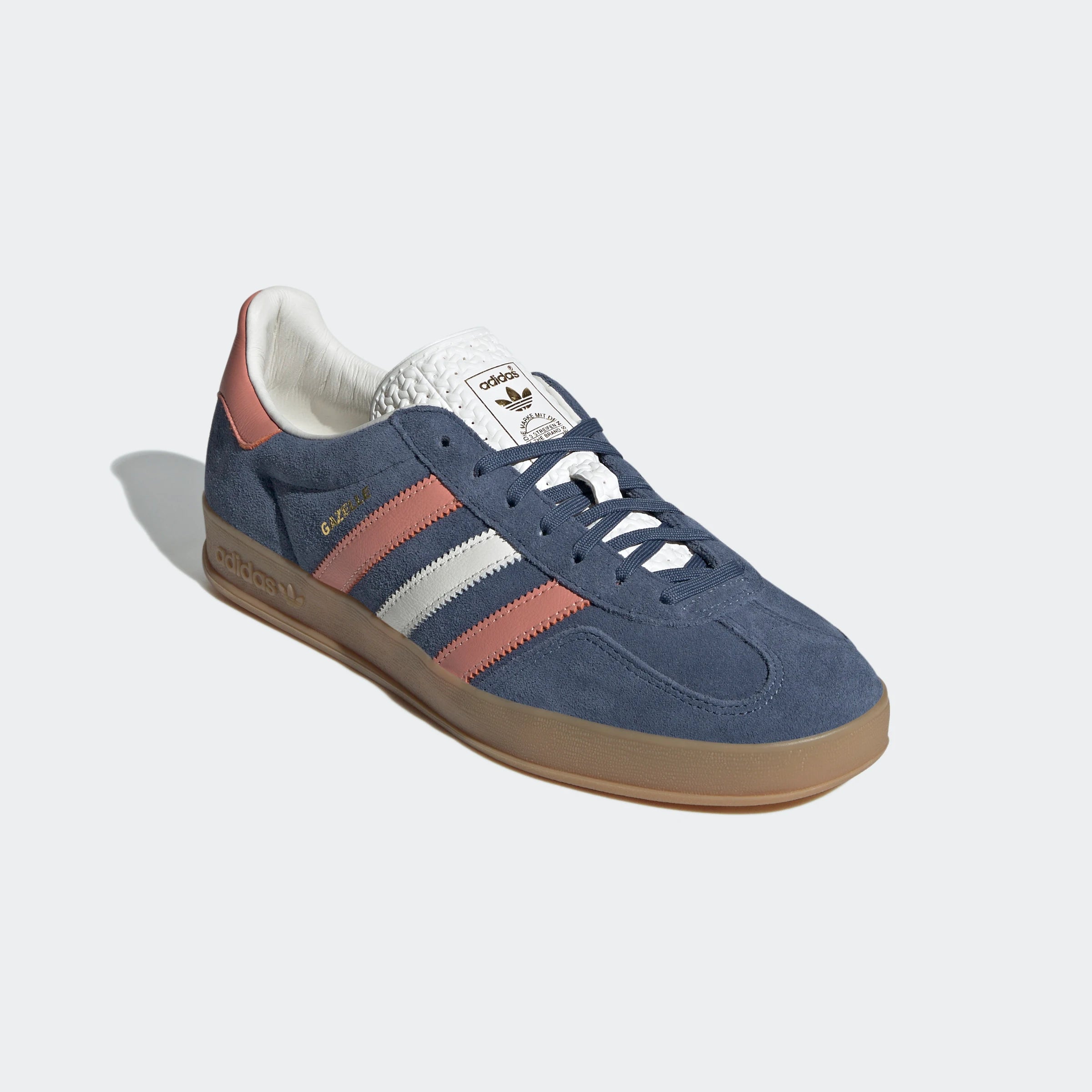 “Adidas Gazelle Indoor Retro-Sneaker in Blau IG1640: Schuhe mit „Gazelle“-Branding, Wildleder Obermaterial und helle Gummi Sohle.“