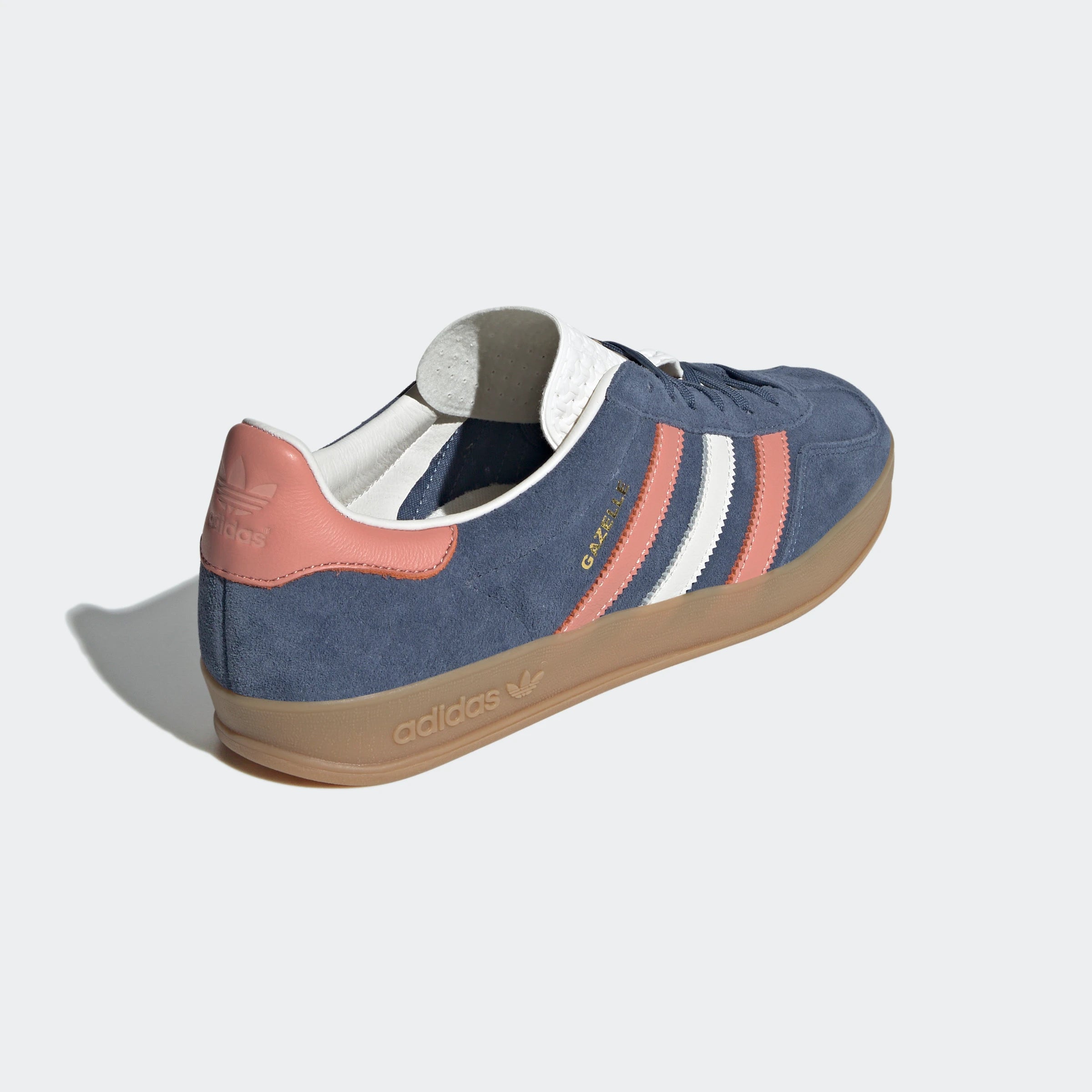“Adidas Gazelle Indoor Retro-Sneaker in Blau IG1640: Schuhe mit „Gazelle“-Branding, Wildleder Obermaterial und helle Gummi Sohle.“
