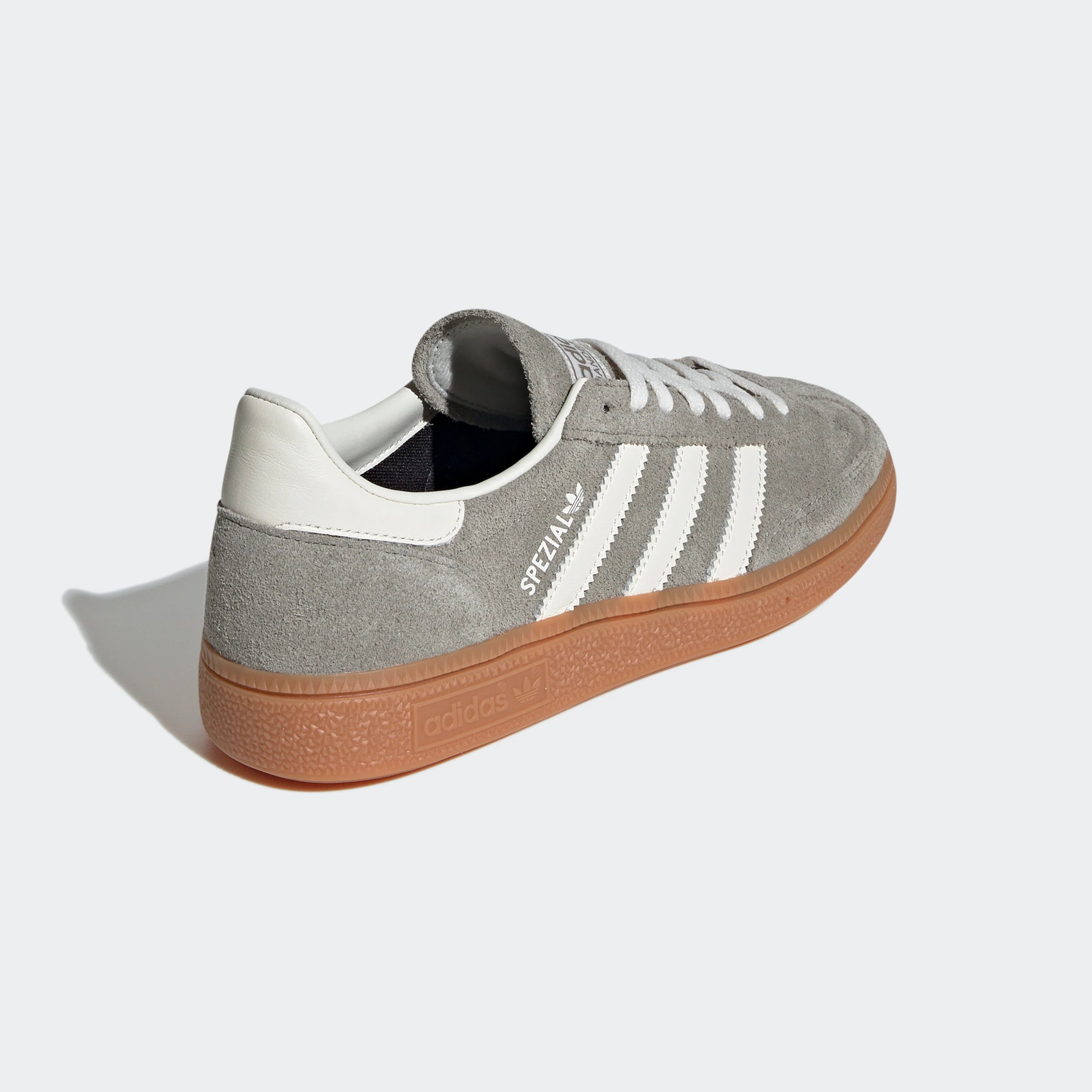 "Adidas Handball Spezial Grau/Weiß IG1966: Legendärer Retro-Sneaker mit Wildleder-Upper, Gummisohle und 3-Streifen Look."