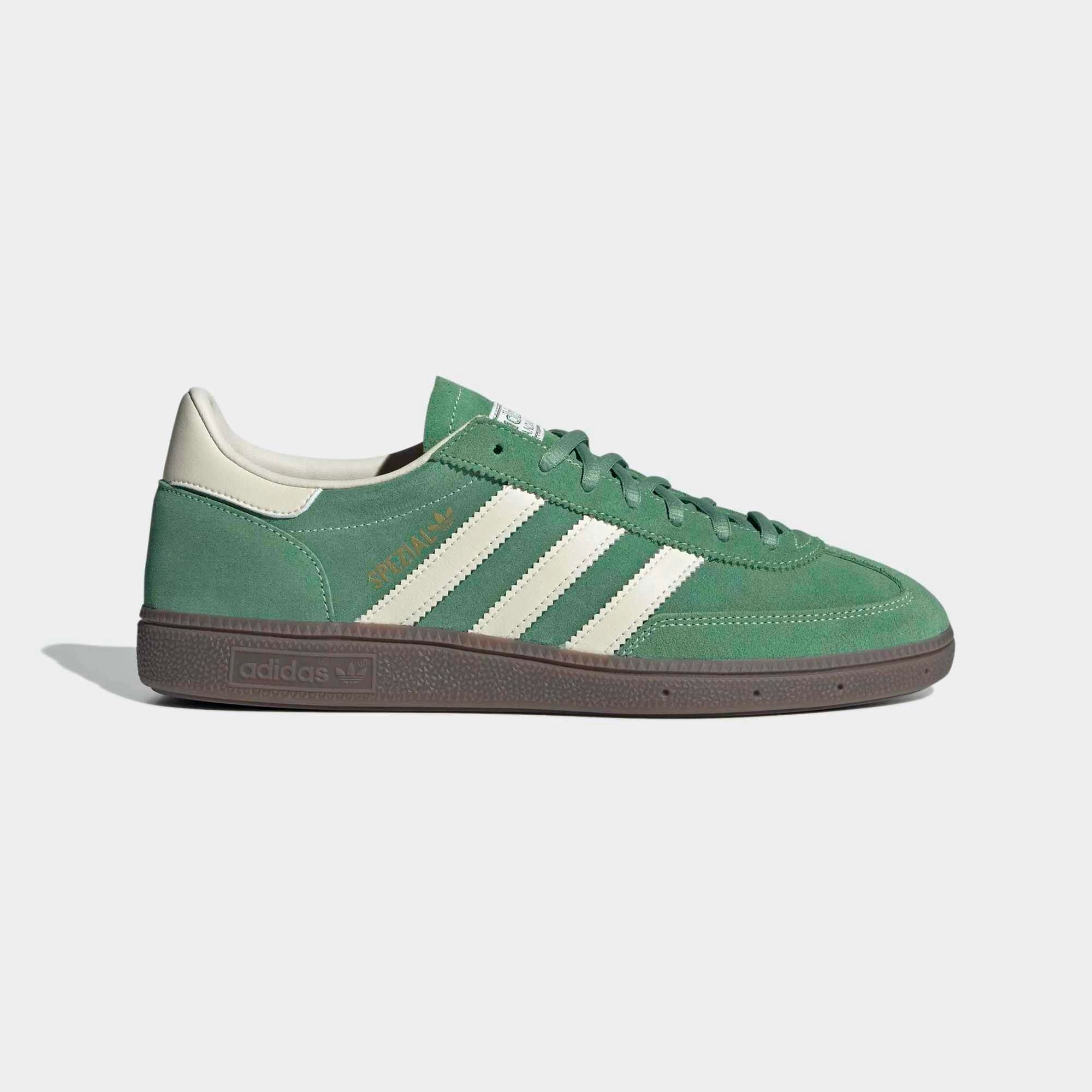 „Adidas Handball Spezial Sneaker in Pre-loved Green und Cream White – Klassischer Retro-Schuh aus Wildleder mit Gummisohle und 3-Streifen-Design bei Stickabush Berlin.“