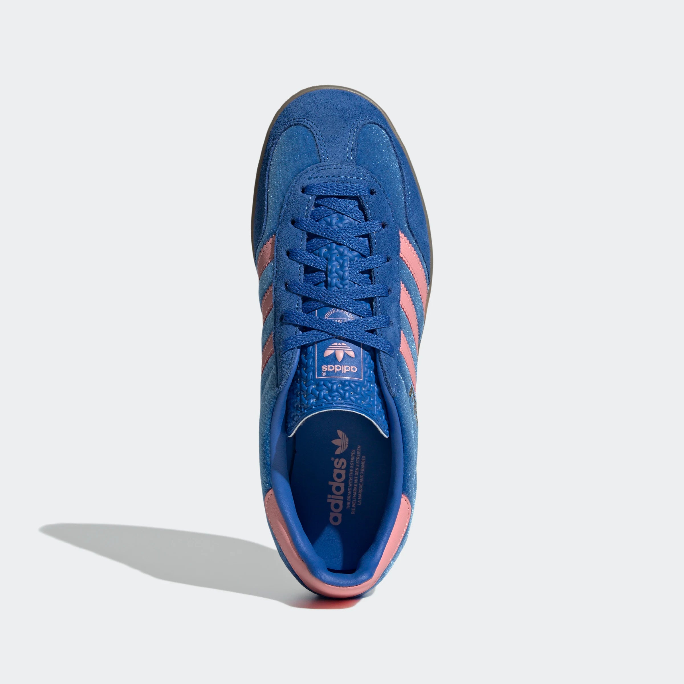 “Adidas Gazelle Indoor Retro-Sneaker in Blau/Rosa IG6785: Schuhe mit „Gazelle“-Branding und Samt Obermaterial als Sonderedition.“