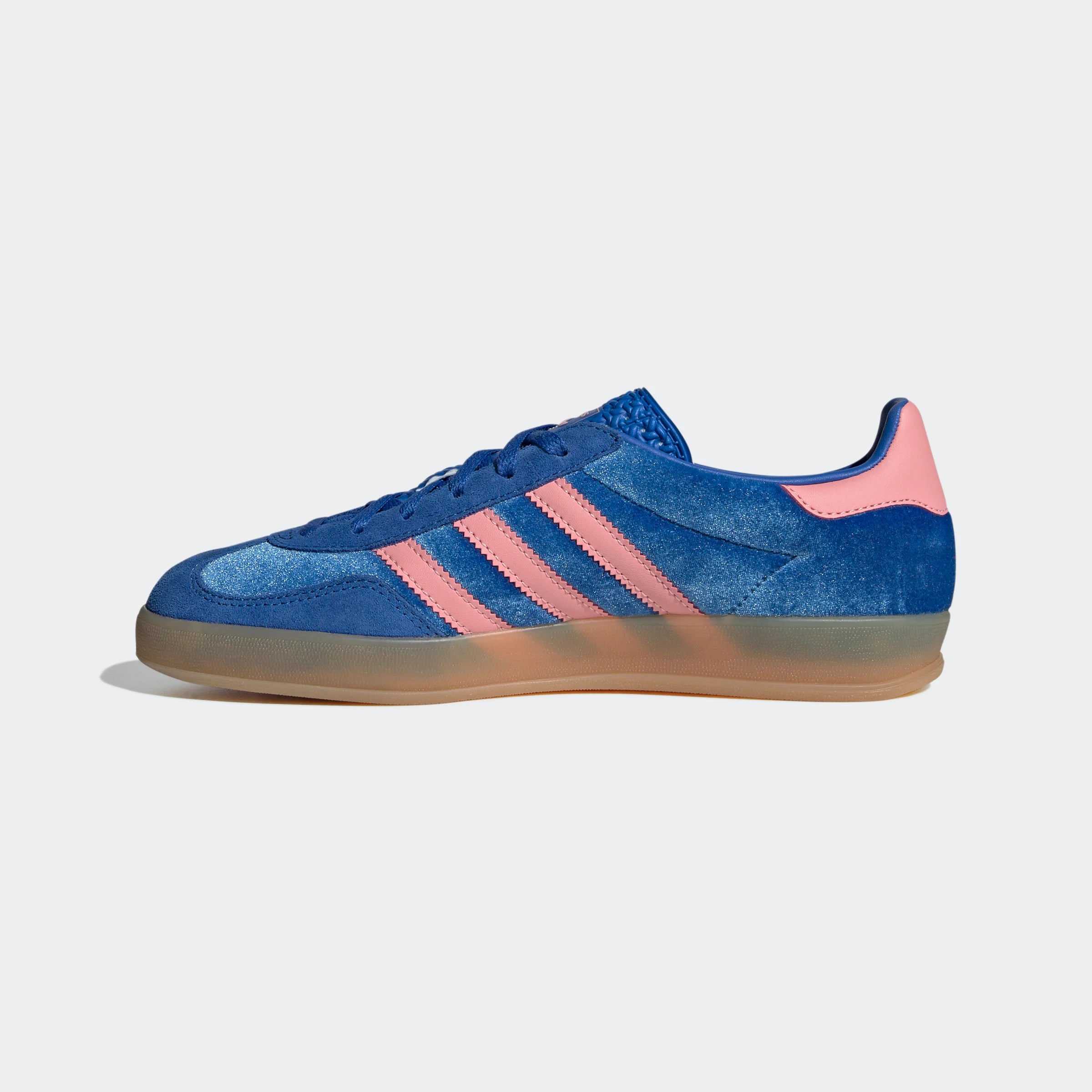 “Adidas Gazelle Indoor Retro-Sneaker in Blau/Rosa IG6785: Schuhe mit „Gazelle“-Branding und Samt Obermaterial als Sonderedition.“