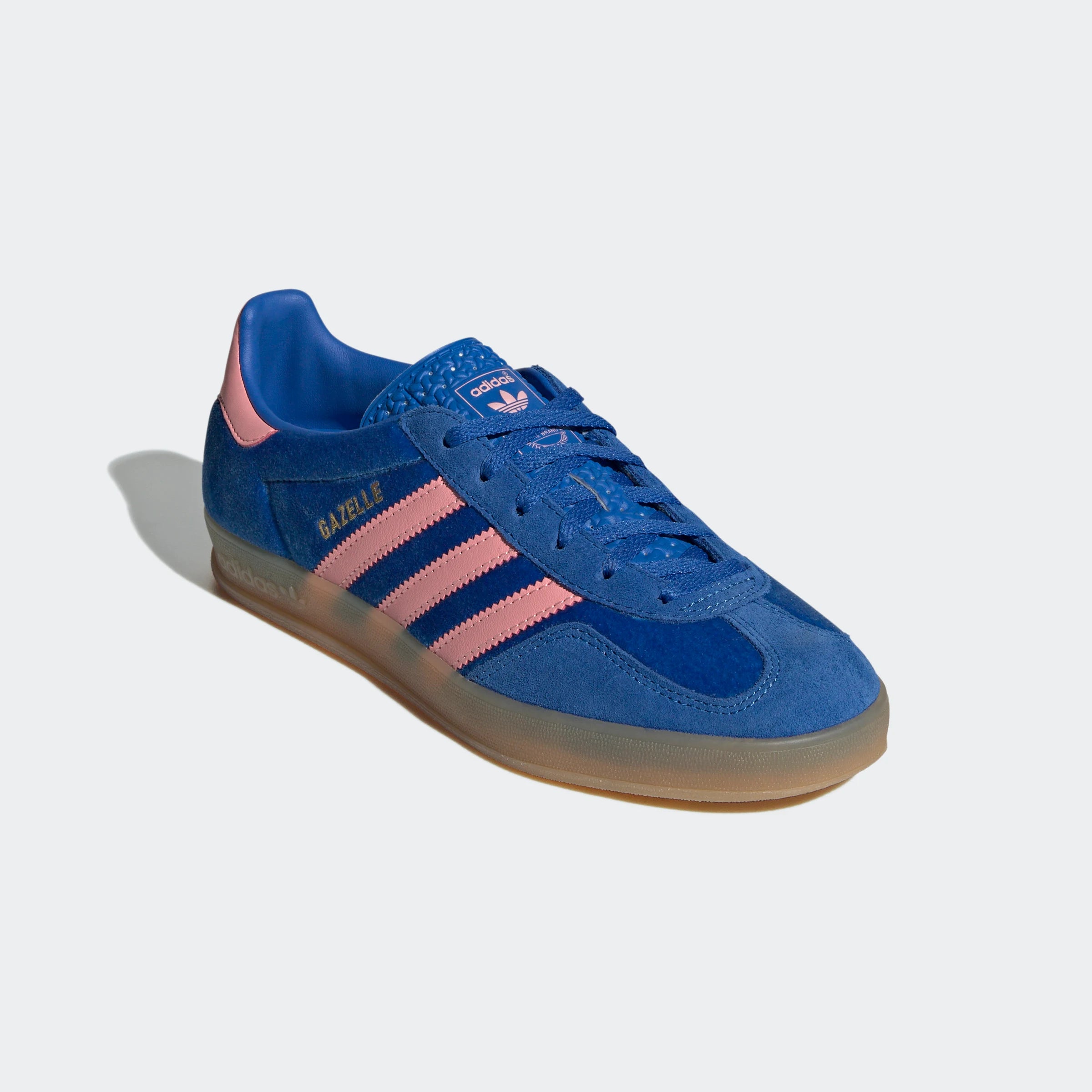 “Adidas Gazelle Indoor Retro-Sneaker in Blau/Rosa IG6785: Schuhe mit „Gazelle“-Branding und Samt Obermaterial als Sonderedition.“