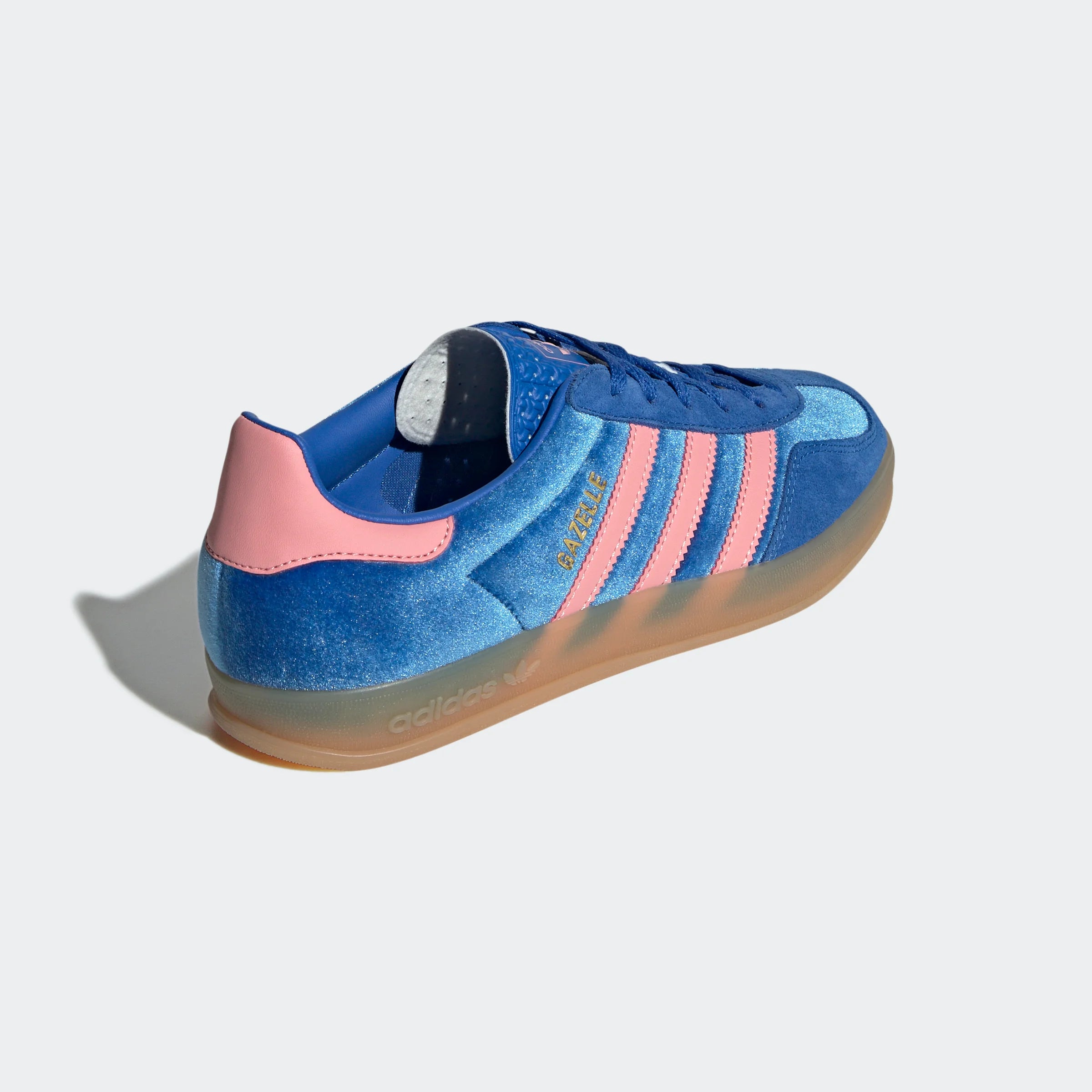 “Adidas Gazelle Indoor Retro-Sneaker in Blau/Rosa IG6785: Schuhe mit „Gazelle“-Branding und Samt Obermaterial als Sonderedition.“