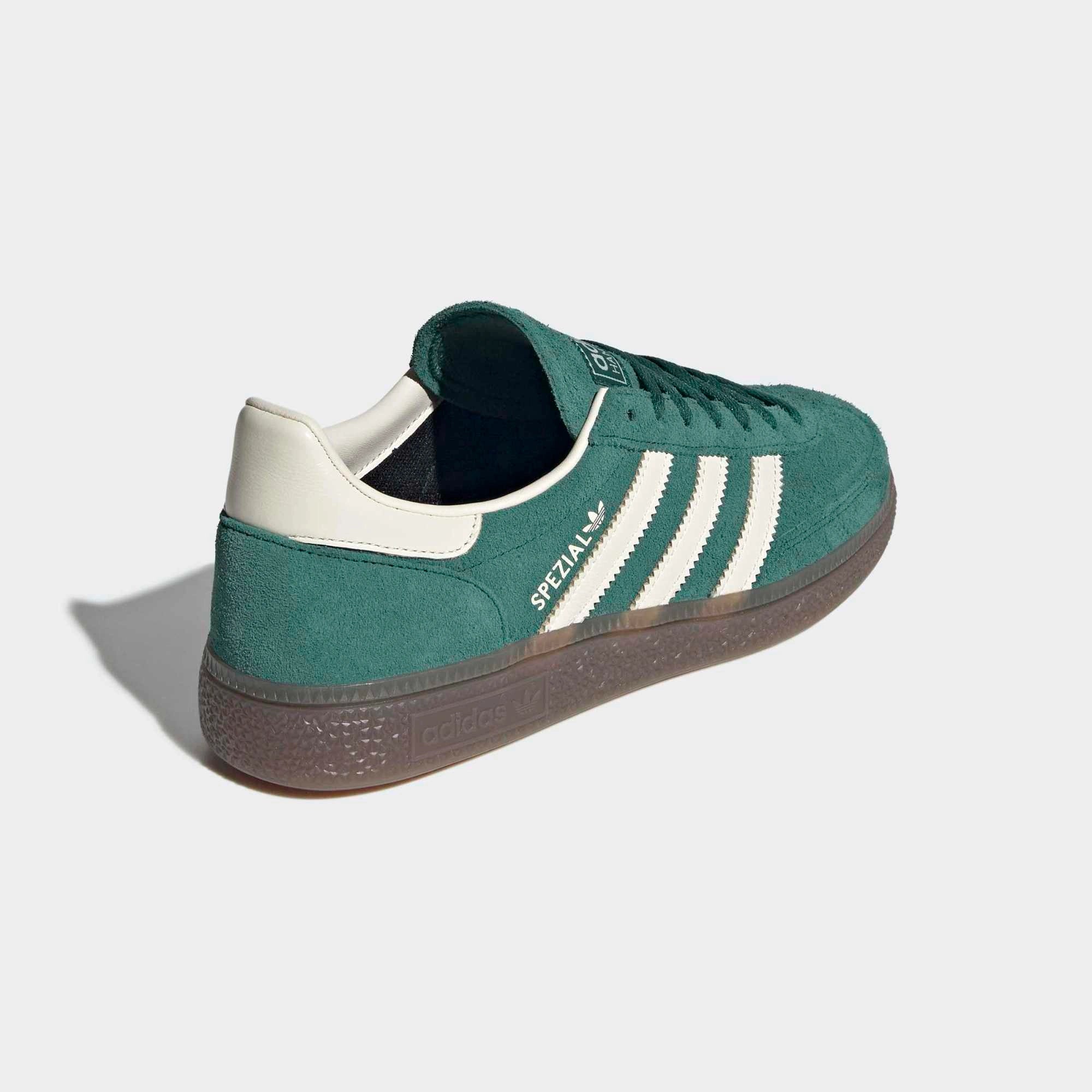 “adidas Originals Handball Spezial Damen Sneaker in Collegiate Green Beige aus Wildleder mit Gummisohle IH1509 bei Stickabush Berlin.“