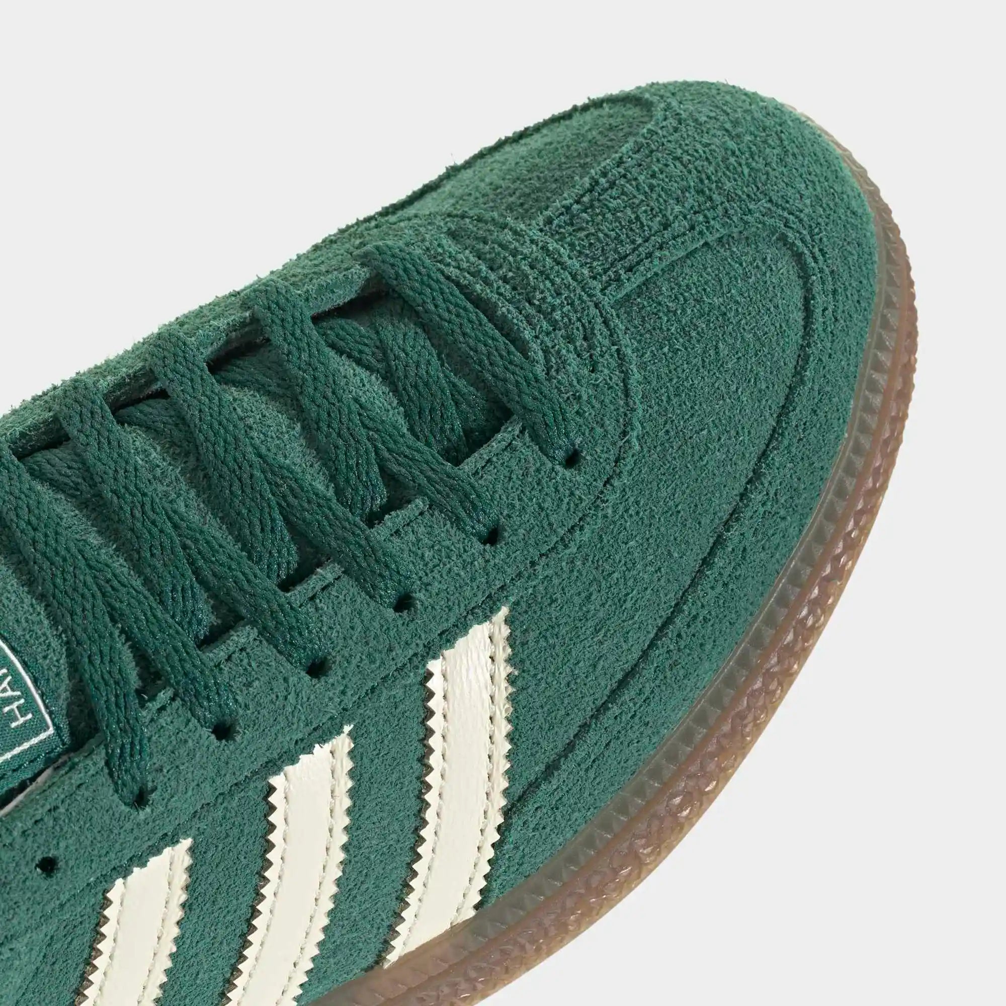 “adidas Originals Handball Spezial Damen Sneaker in Collegiate Green Beige aus Wildleder mit Gummisohle IH1509 bei Stickabush Berlin.“