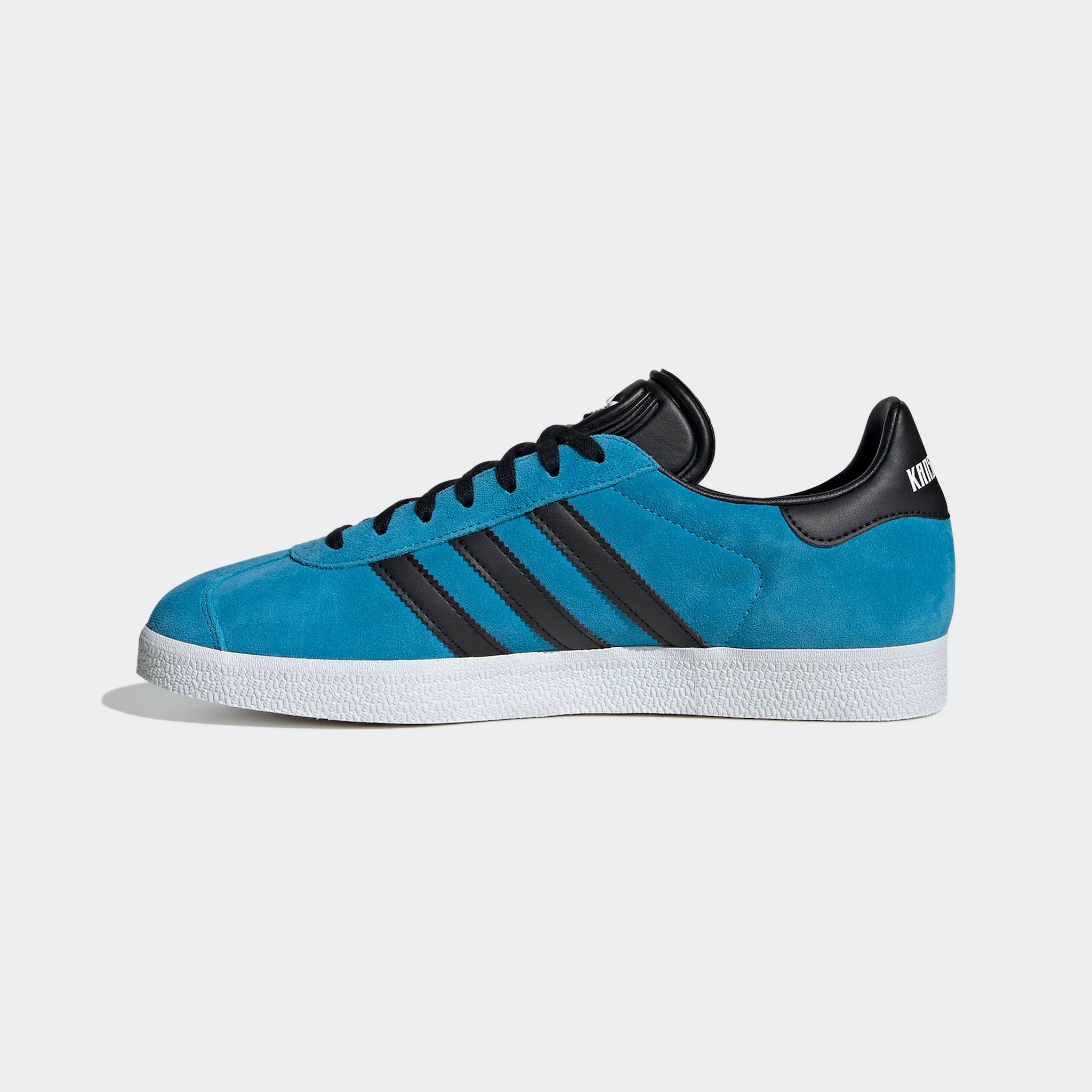 “Adidas Gazelle Retro-Sneaker in Blau/Schwarz IH2628: Schuhe mit „Gazelle“-Branding und MLS Team Edition von Kansas City.“