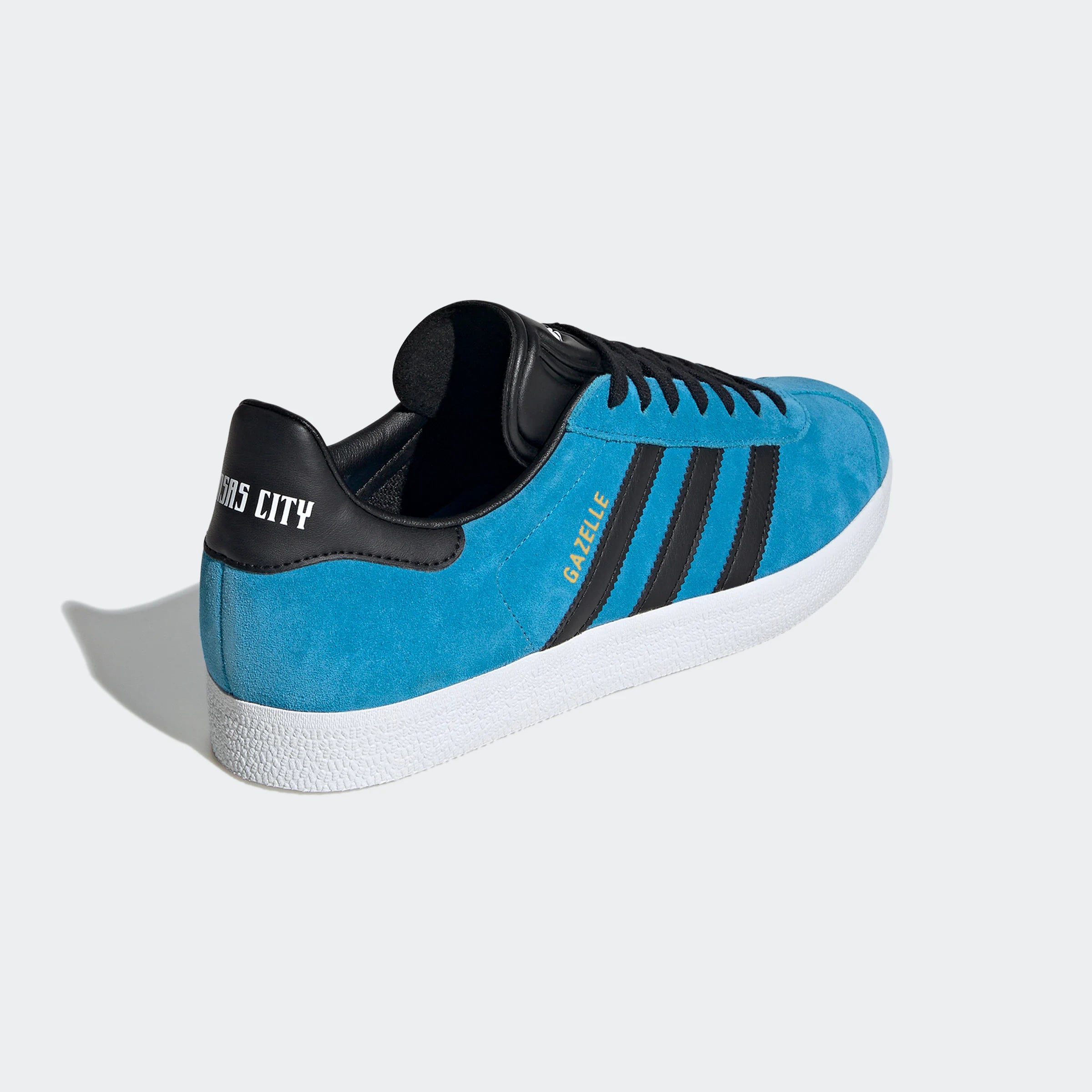 “Adidas Gazelle Retro-Sneaker in Blau/Schwarz IH2628: Schuhe mit „Gazelle“-Branding und MLS Team Edition von Kansas City.“
