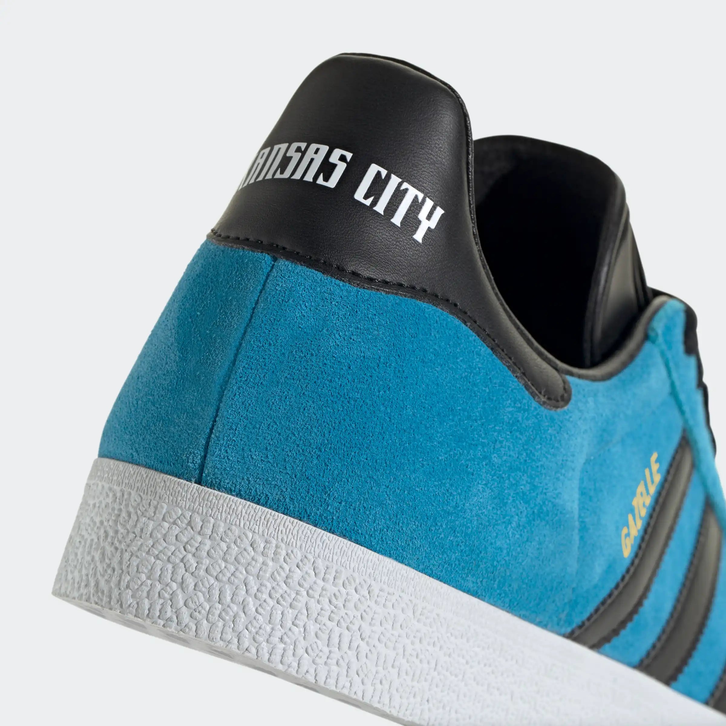 “Adidas Gazelle Retro-Sneaker in Blau/Schwarz IH2628: Schuhe mit „Gazelle“-Branding und MLS Team Edition von Kansas City.“