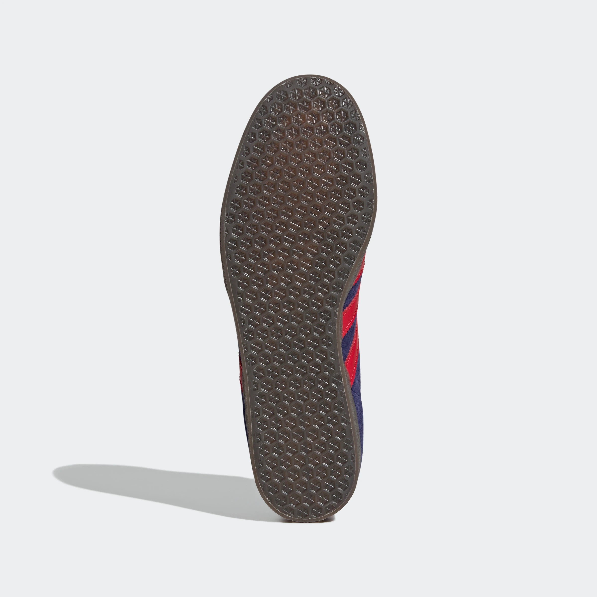 “Dunkelblaue Adidas Gazelle Rekive 'Arsenal FC' Sneaker mit roten und gummi-braunen Akzenten. Wildleder-Obermaterial, Leder-Overlays, goldene "Gazelle"- und "Arsenal"-Schriftzüge, 3-Streifen-Design, Schnürverschluss, Gummi-Außensohle. Fußball-inspirierter Retro-Look.“