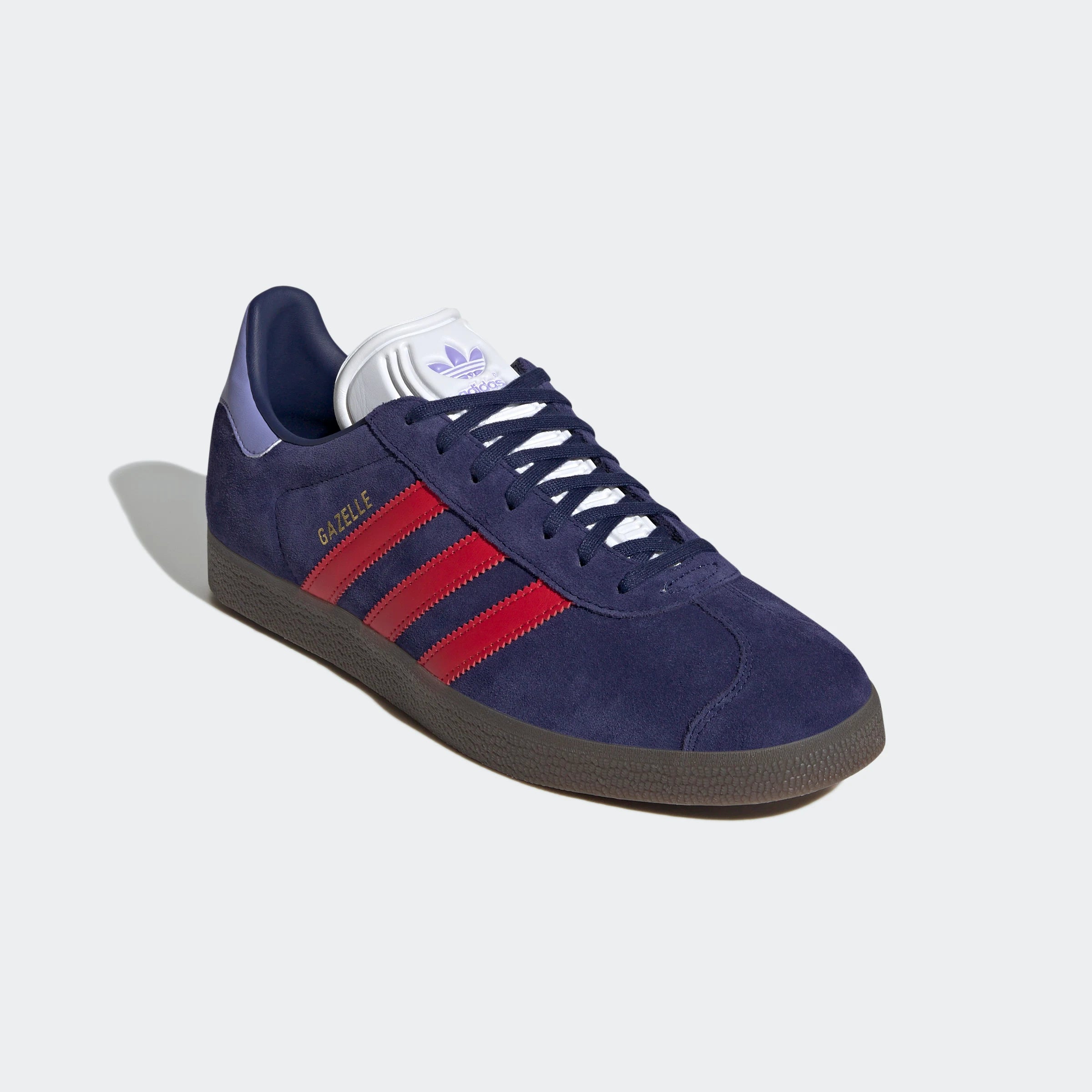 “Dunkelblaue Adidas Gazelle Rekive 'Arsenal FC' Sneaker mit roten und gummi-braunen Akzenten. Wildleder-Obermaterial, Leder-Overlays, goldene "Gazelle"- und "Arsenal"-Schriftzüge, 3-Streifen-Design, Schnürverschluss, Gummi-Außensohle. Fußball-inspirierter Retro-Look.“