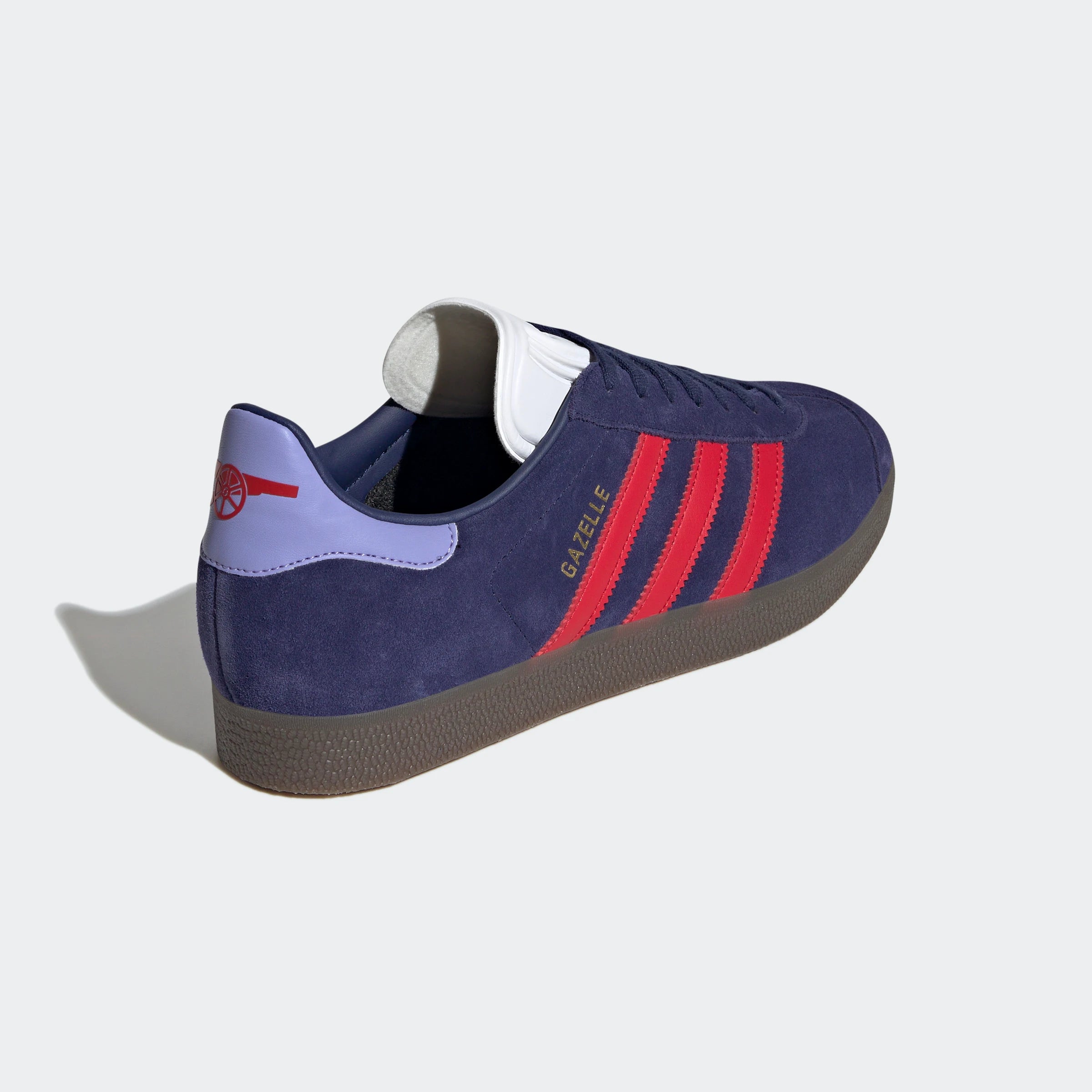 “Dunkelblaue Adidas Gazelle Rekive 'Arsenal FC' Sneaker mit roten und gummi-braunen Akzenten. Wildleder-Obermaterial, Leder-Overlays, goldene "Gazelle"- und "Arsenal"-Schriftzüge, 3-Streifen-Design, Schnürverschluss, Gummi-Außensohle. Fußball-inspirierter Retro-Look.“