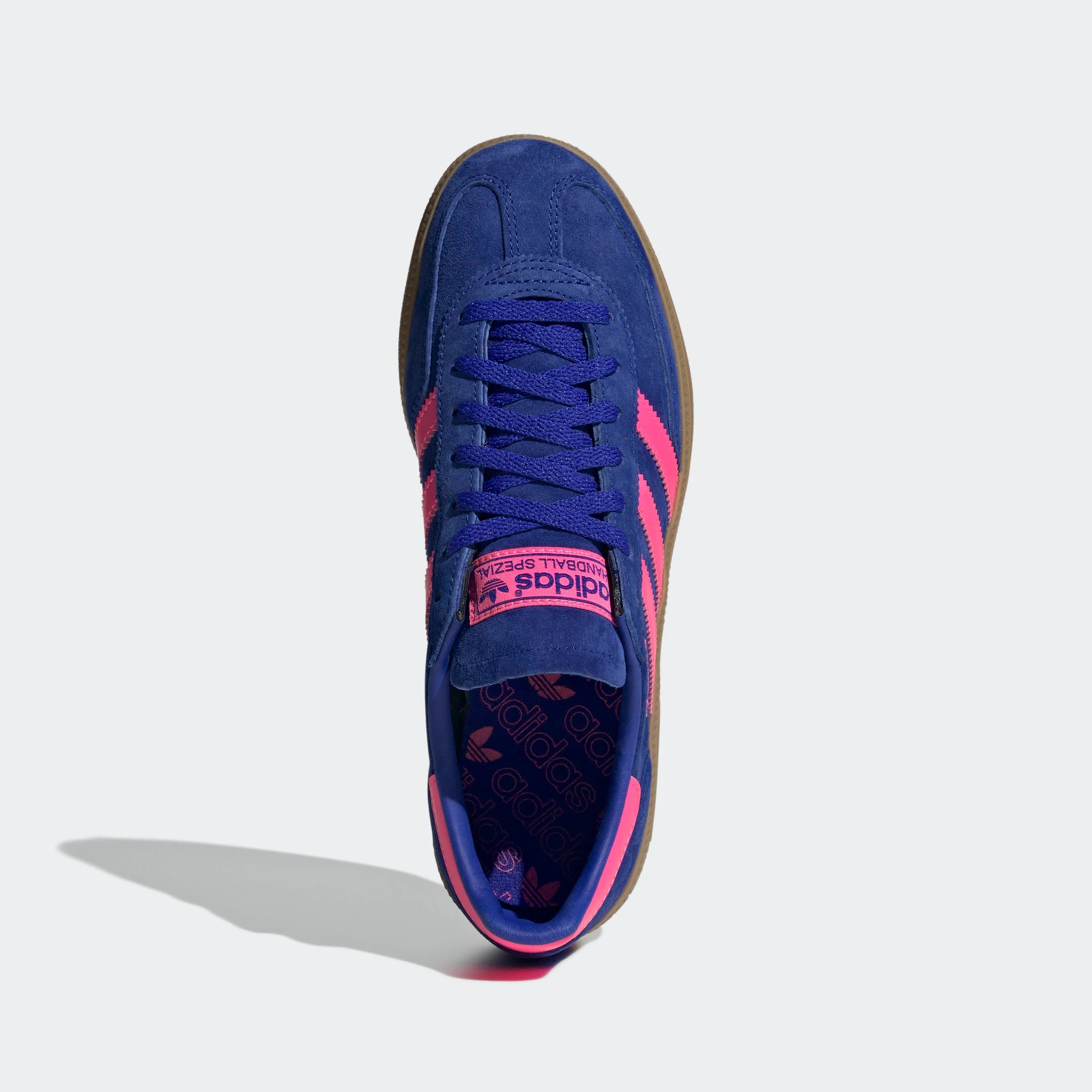 "Adidas Handball Spezial Blau/Pink IH5373: Legendärer Retro-Sneaker mit Wildleder-Upper, Gummisohle und 3-Streifen Look."