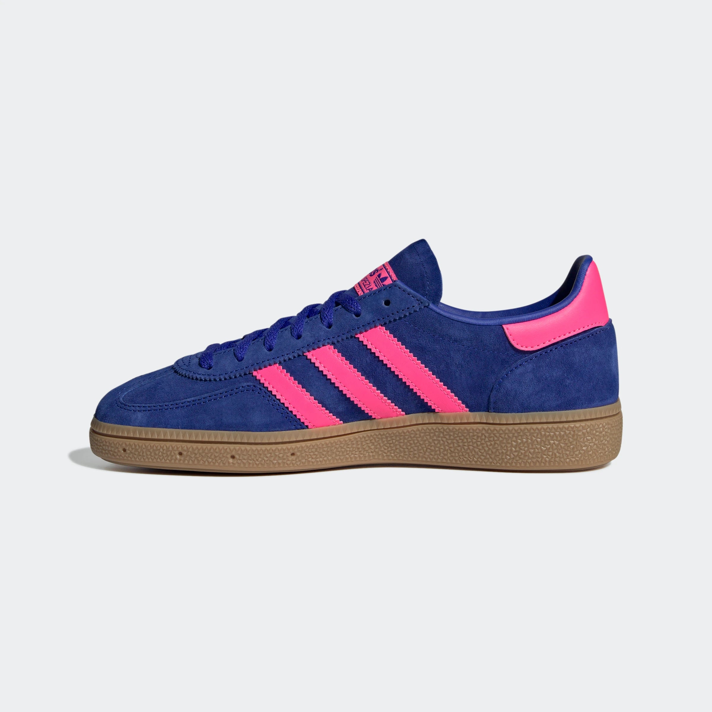 "Adidas Handball Spezial Blau/Pink IH5373: Legendärer Retro-Sneaker mit Wildleder-Upper, Gummisohle und 3-Streifen Look."