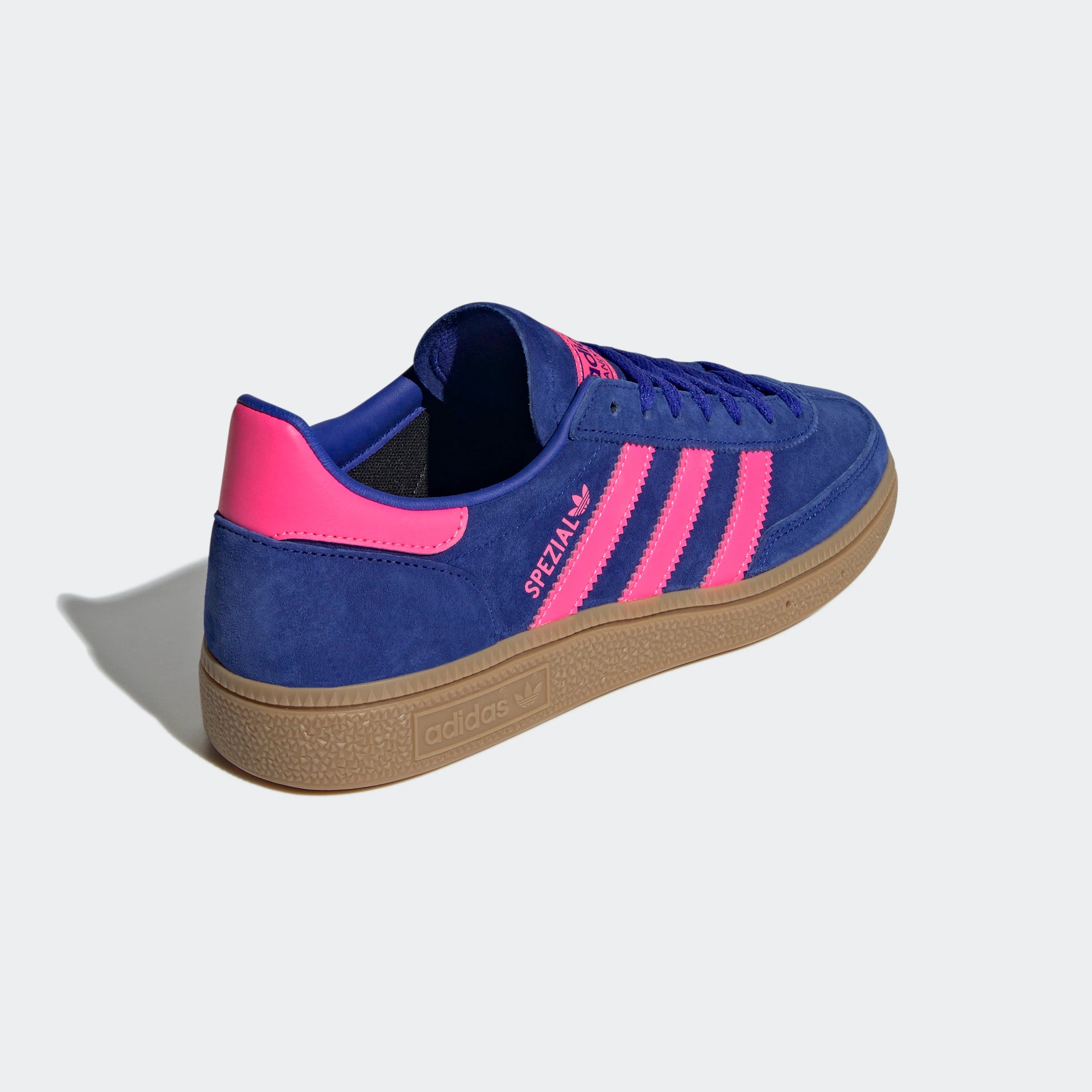 "Adidas Handball Spezial Blau/Pink IH5373: Legendärer Retro-Sneaker mit Wildleder-Upper, Gummisohle und 3-Streifen Look."