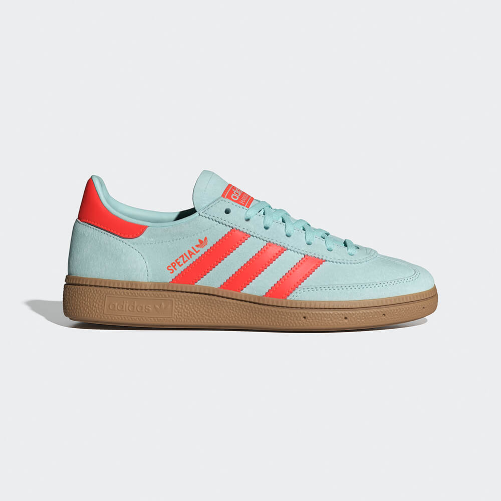 "Adidas Spezial Retro-Sneaker in Mintgrün/Orange IH5374: Schuhe mit „Spezial“-Branding an der Seite und Leder Obermaterial."