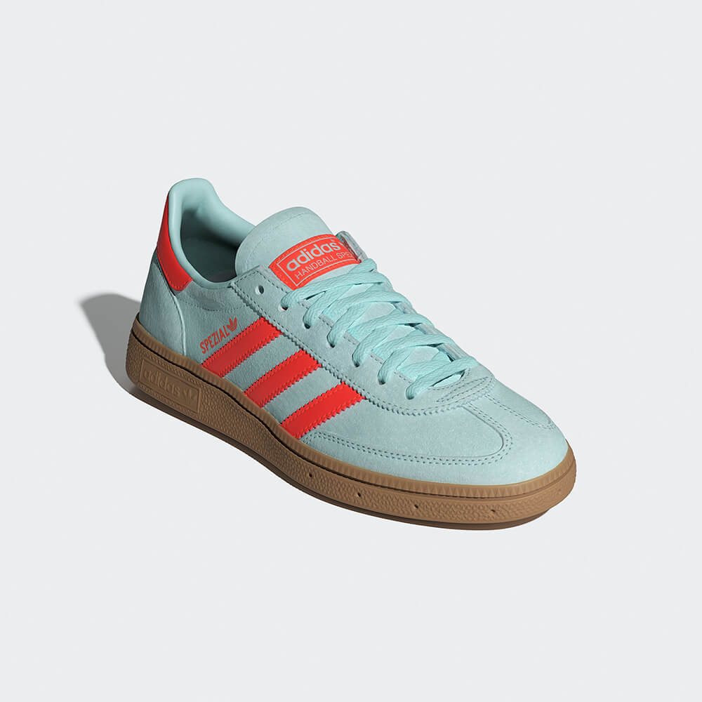 "Adidas Spezial Retro-Sneaker in Mintgrün/Orange IH5374: Schuhe mit „Spezial“-Branding an der Seite und Leder Obermaterial."