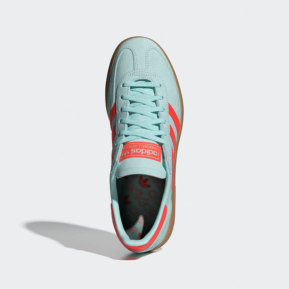 "Adidas Spezial Retro-Sneaker in Mintgrün/Orange IH5374: Schuhe mit „Spezial“-Branding an der Seite und Leder Obermaterial."